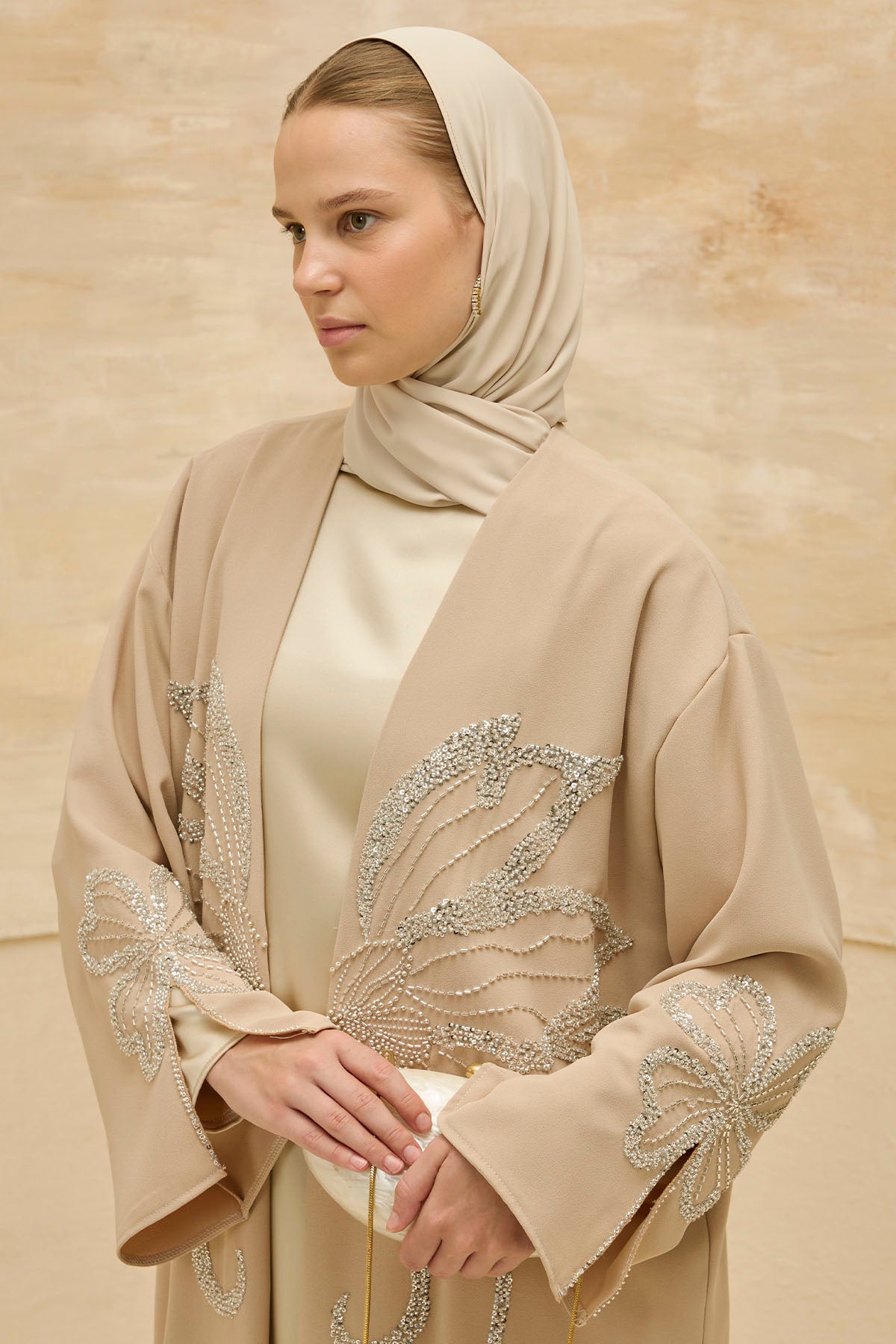 Yonca Taş Boncuk İşlemeli Kol Yırtmaçlı Uzun Bej Abaya