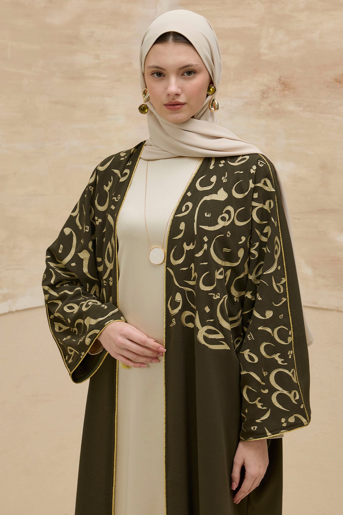 Kaligrafik Desenli Üst Form Omuz ve Kol Biyeli Uzun Haki Abaya