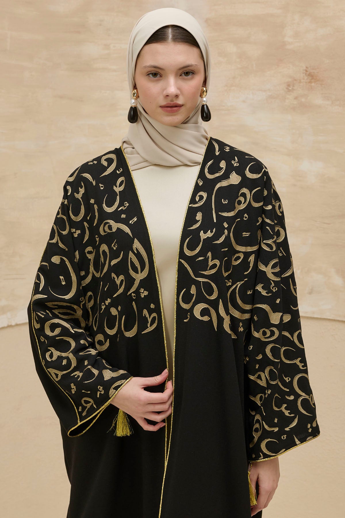 Kaligrafik Desenli Üst Form Omuz ve Kol Biyeli Uzun Siyah Abaya