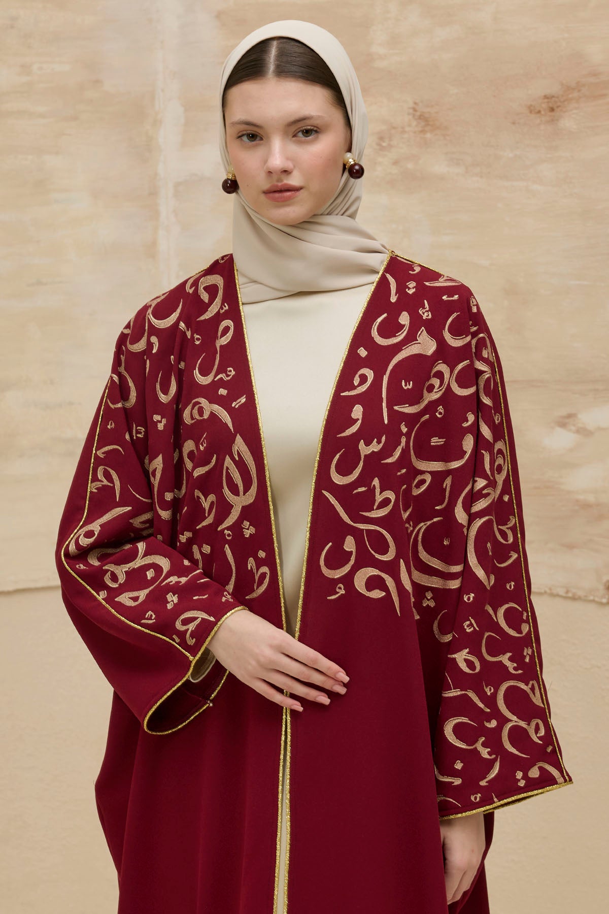 Kaligrafik Desenli Üst Form Omuz ve Kol Biyeli Uzun Bordo Abaya