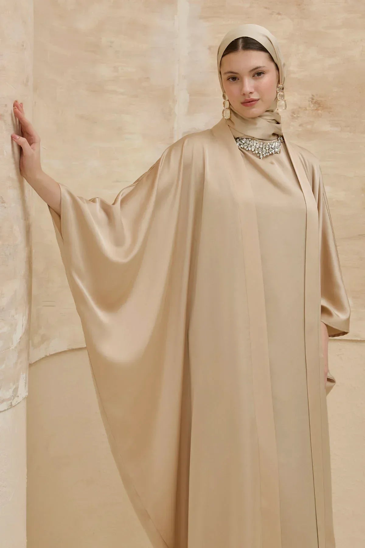 Taş İşlemeli Kum Saten Uzun Bej Abaya Takım - VIADEL Atelier