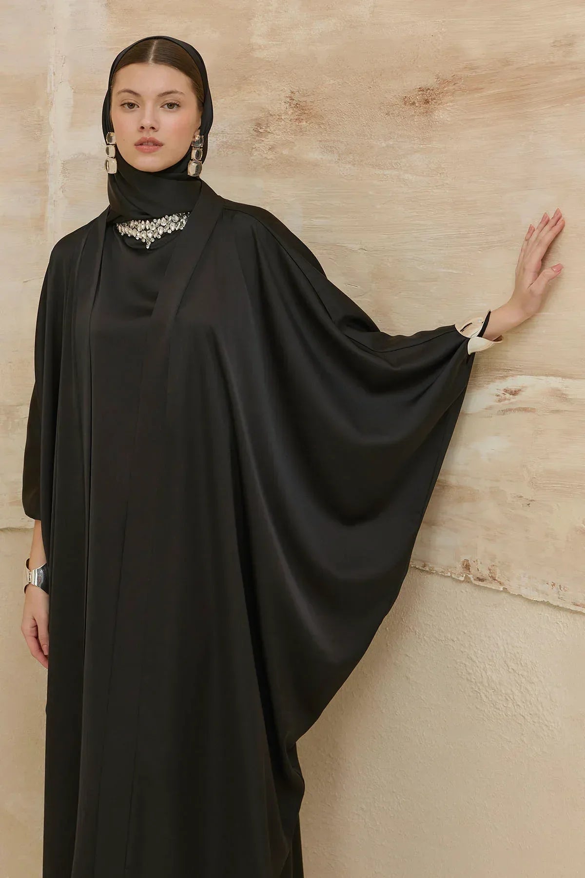 Taş İşlemeli Kum Saten Uzun Siyah Abaya Takım - VIADEL Atelier