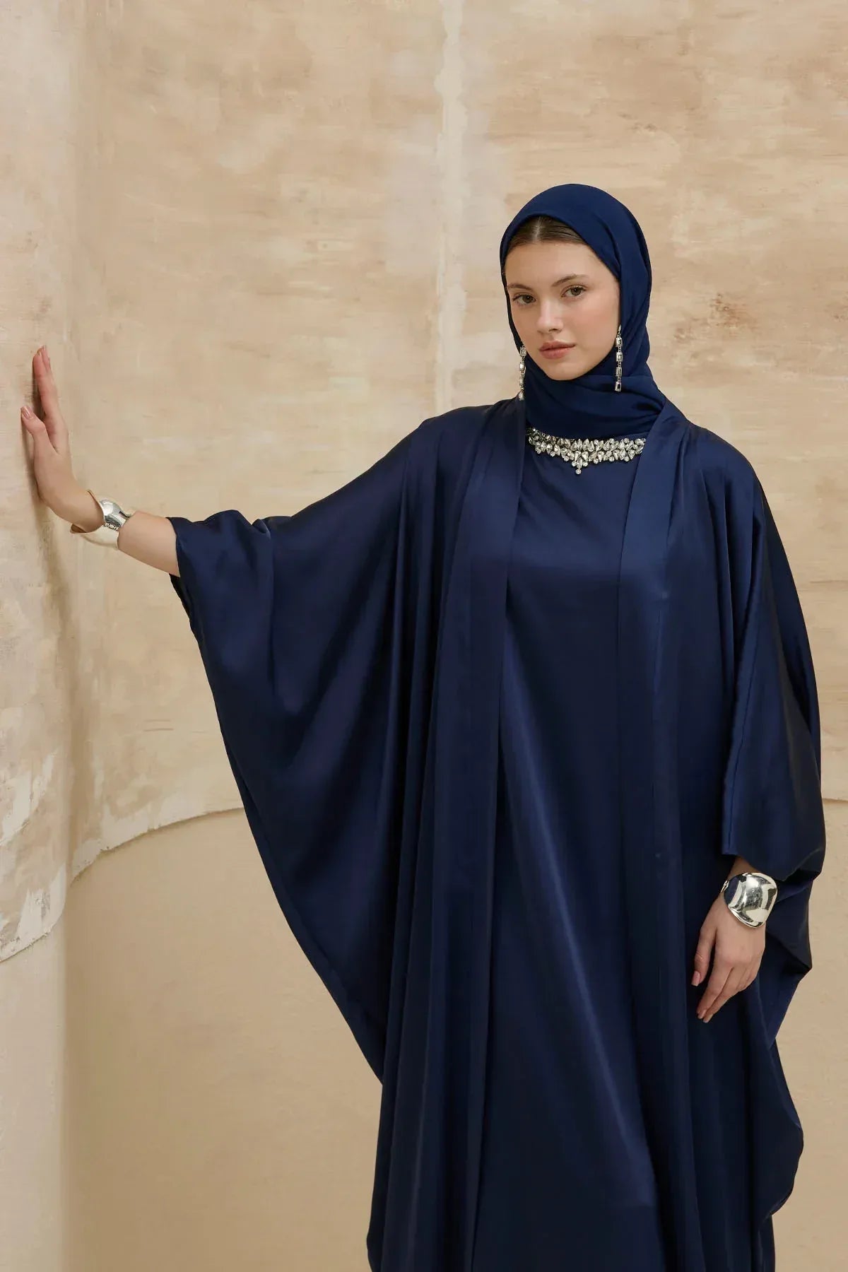 Taş İşlemeli Kum Saten Uzun Lacivert Abaya Takım - VIADEL Atelier