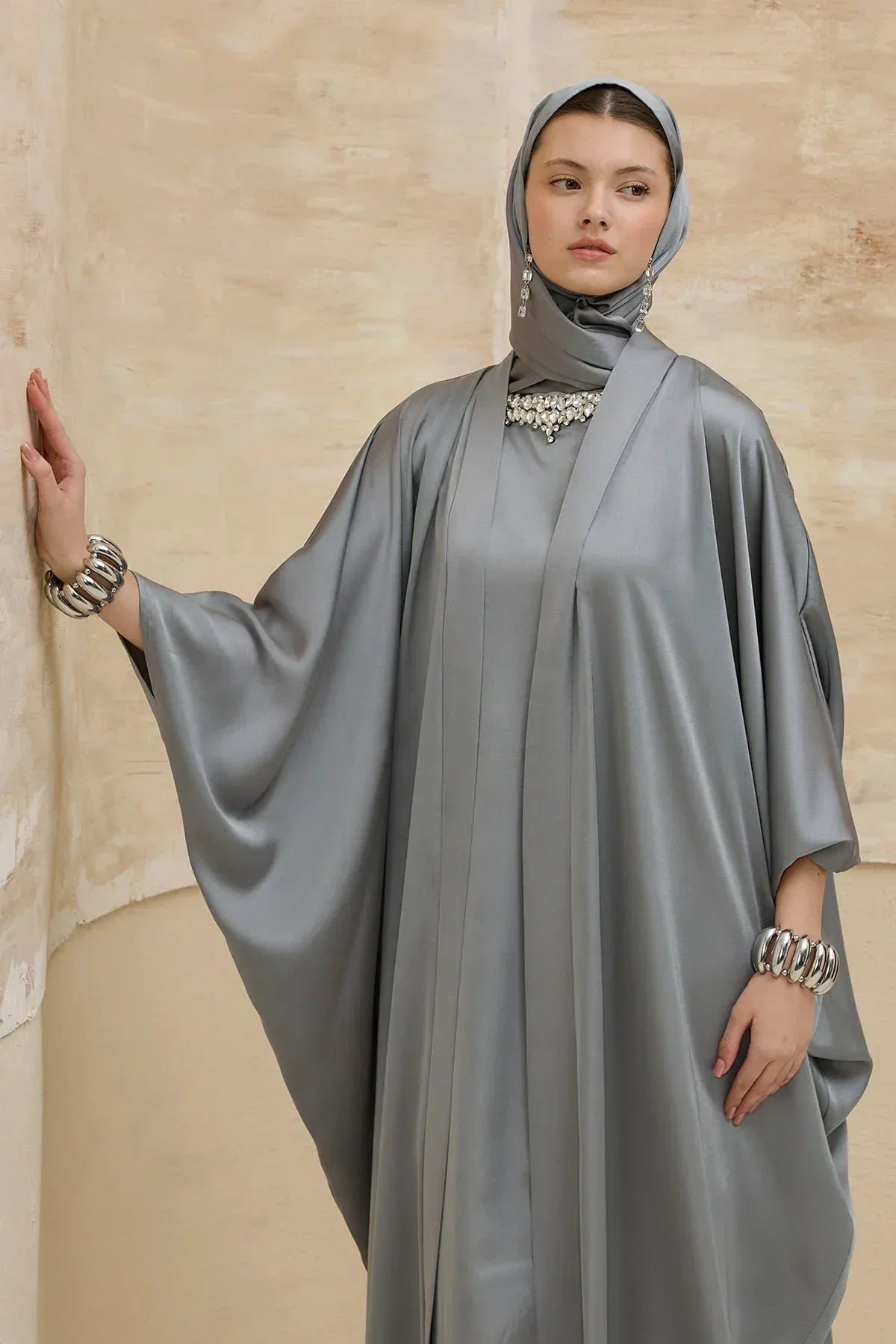 Taş İşlemeli Kum Saten Uzun Gri Abaya Takım - VIADEL Atelier