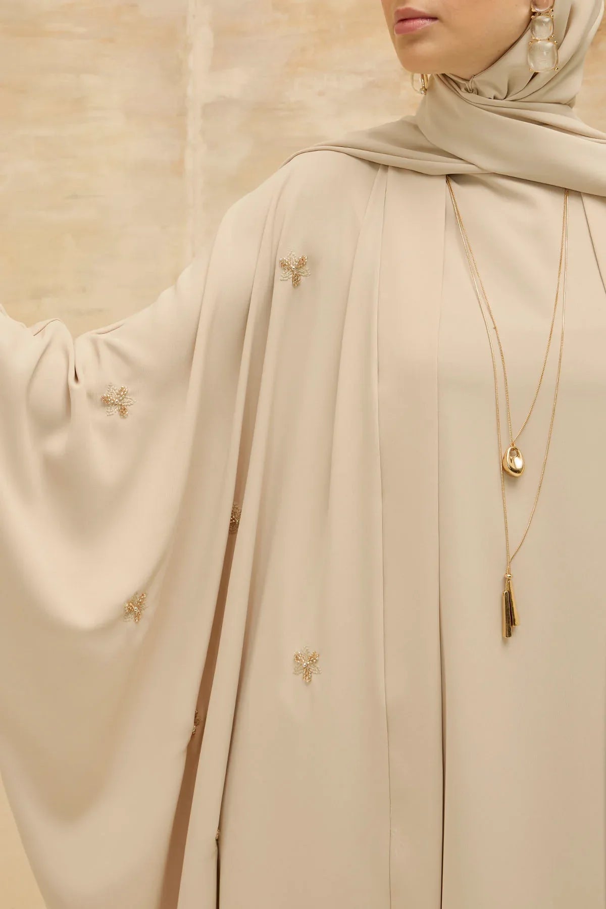 Zarif Çiçek Nakışlı Akışkan Kesim Yarasa Kol Taş Abaya