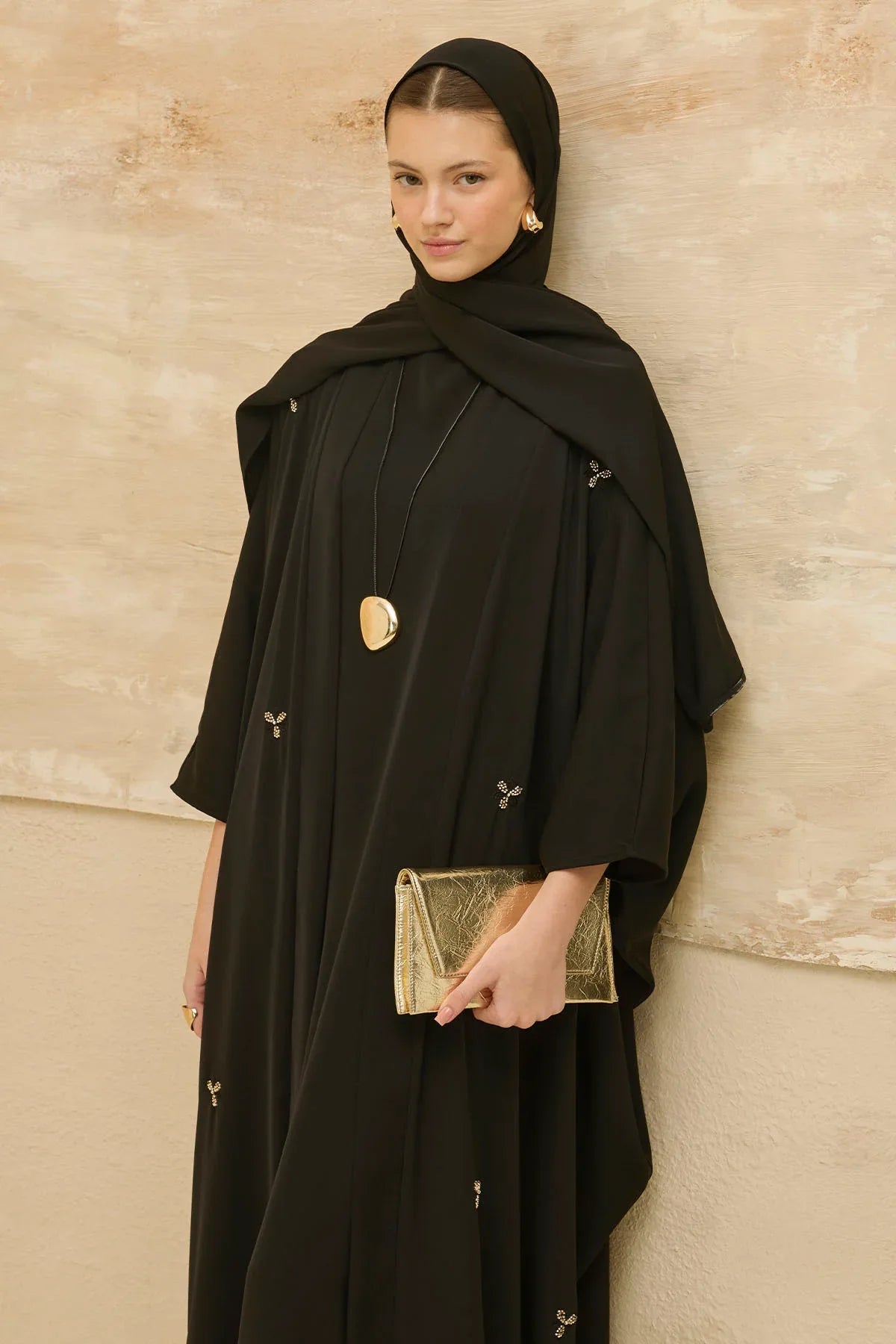 Zarif Çiçek Nakışlı Akışkan Kesim Yarasa Kol Siyah Abaya