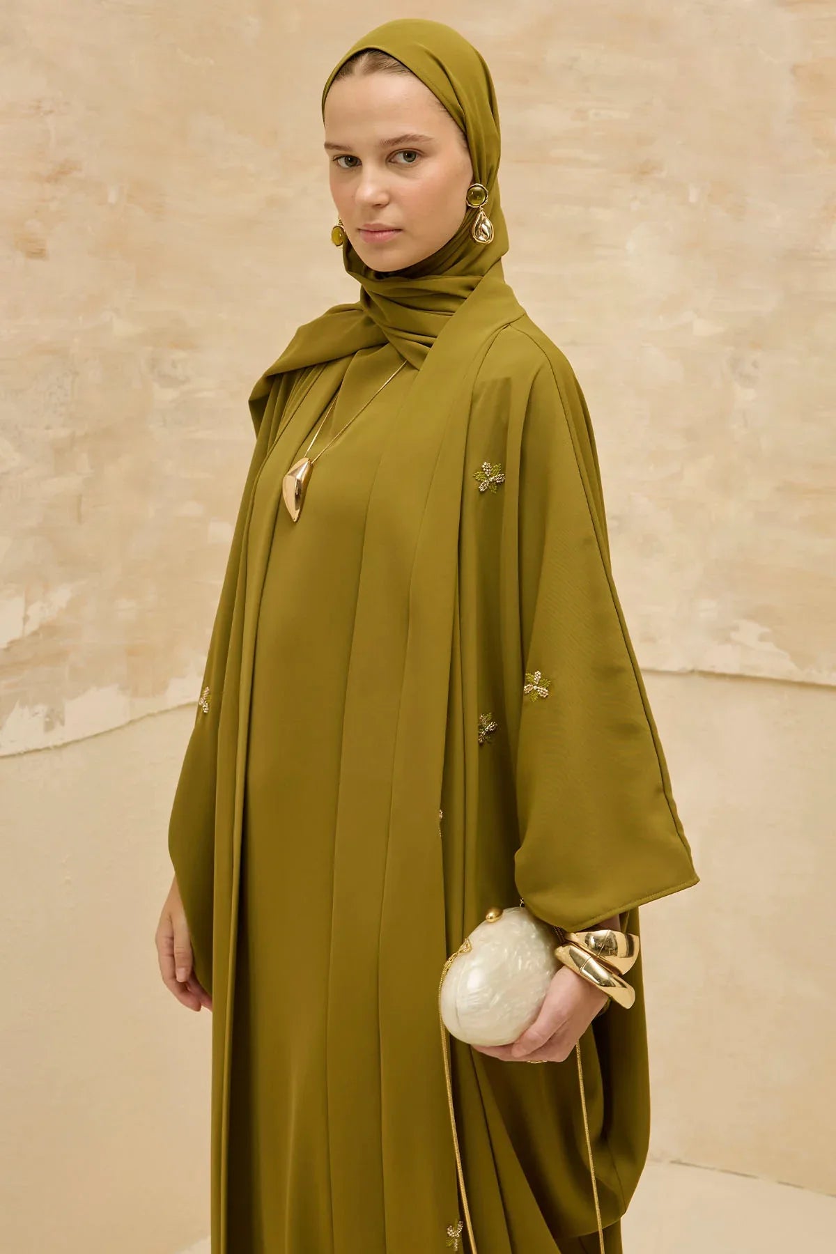 Zarif Çiçek Nakışlı Akışkan Kesim Yarasa Kol Yağ Yeşili Abaya