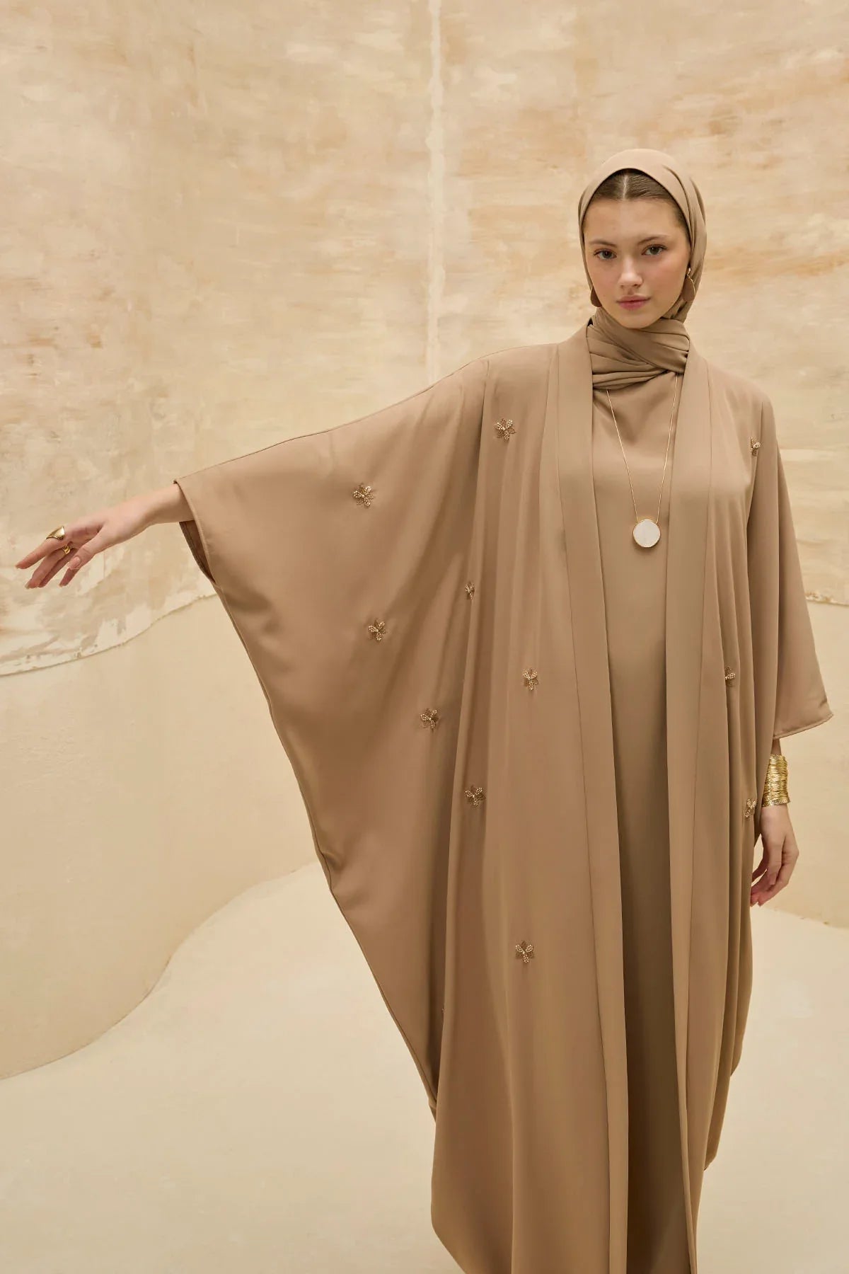 Zarif Çiçek Nakışlı Akışkan Kesim Yarasa Kol Camel Abaya