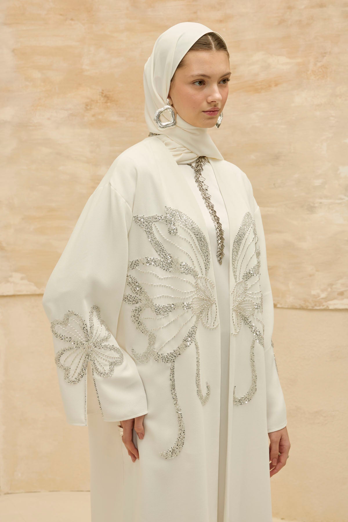 Yonca Taş Boncuk İşlemeli Kol Yırtmaçlı Uzun Beyaz Abaya