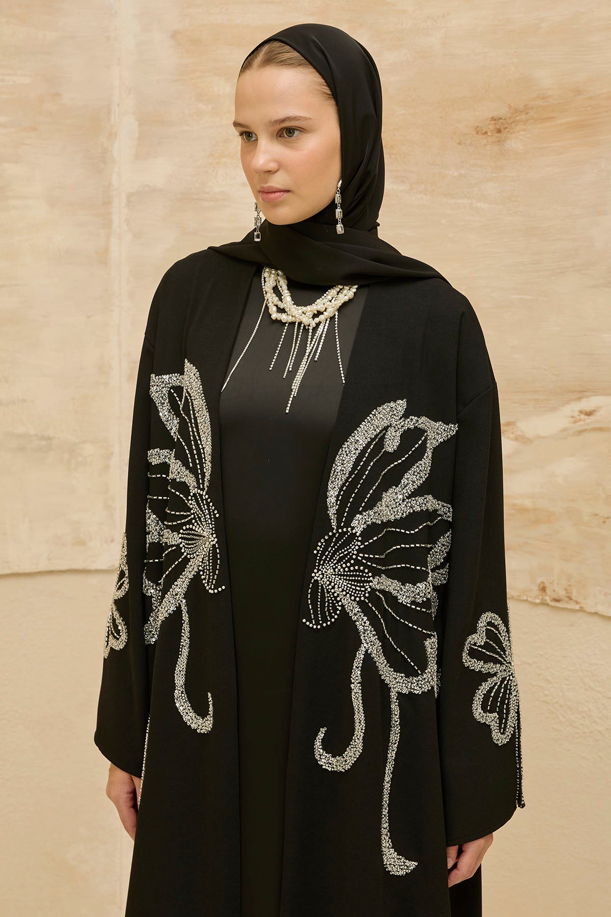 Yonca Taş Boncuk İşlemeli Kol Yırtmaçlı Uzun Siyah Abaya