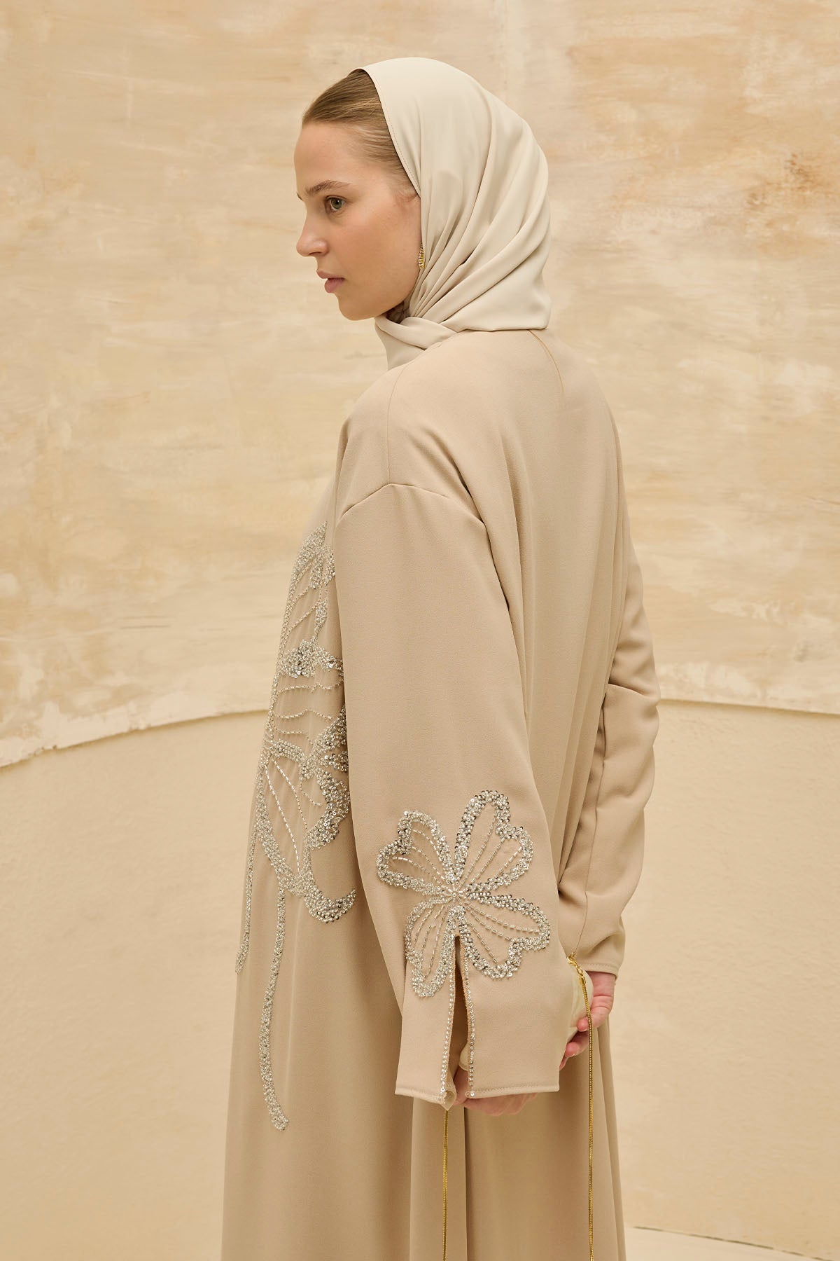 Yonca Taş Boncuk İşlemeli Kol Yırtmaçlı Uzun Bej Abaya
