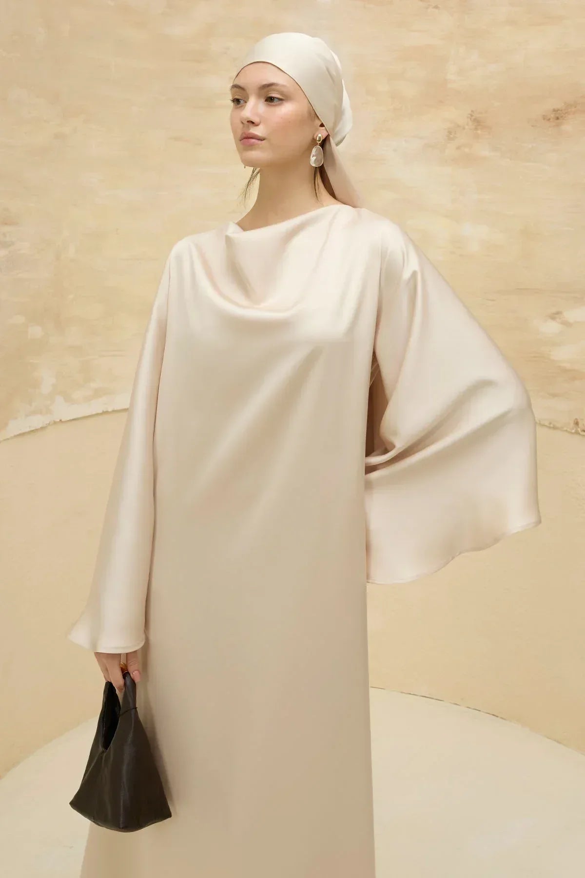 Çift Taraflı Saten Bej Elbise