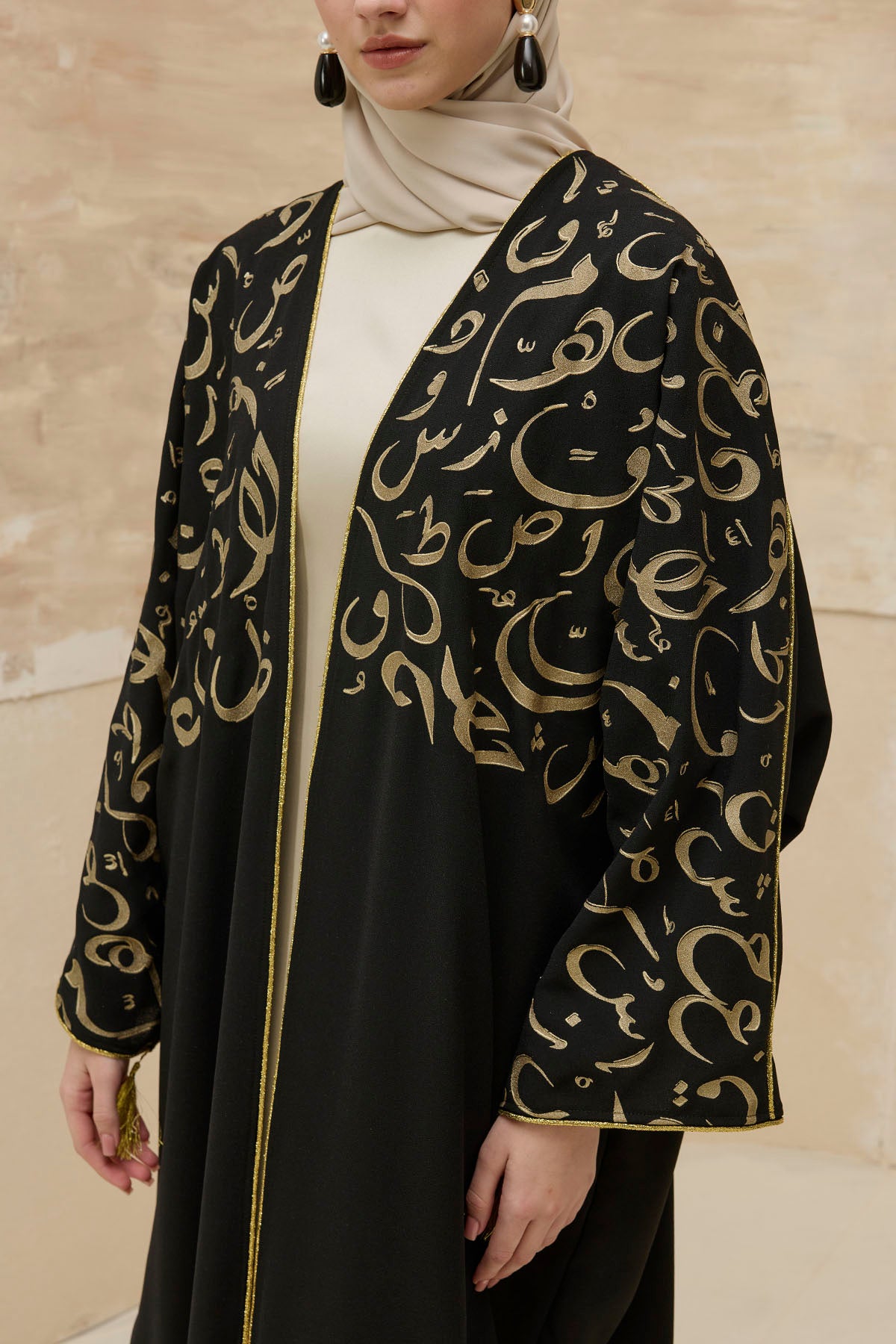 Kaligrafik Desenli Üst Form Omuz ve Kol Biyeli Uzun Siyah Abaya