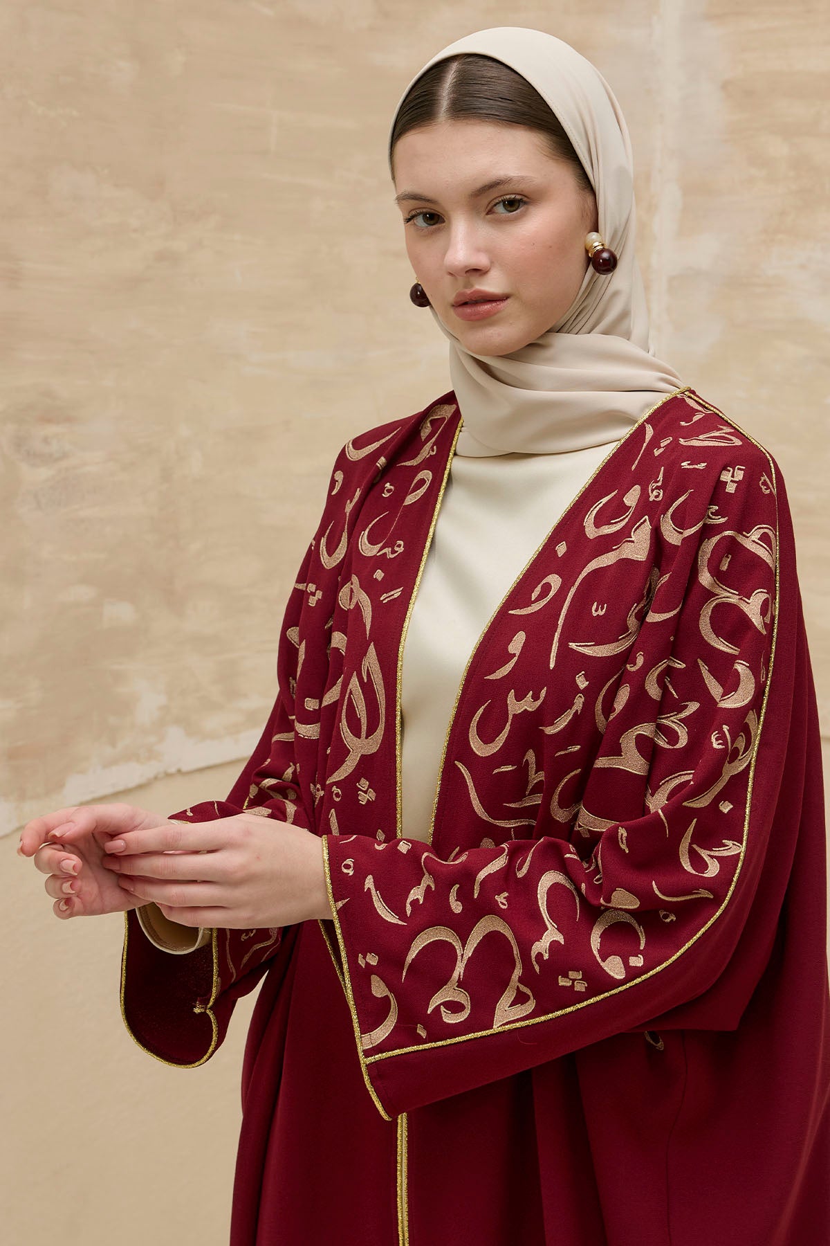 Kaligrafik Desenli Üst Form Omuz ve Kol Biyeli Uzun Bordo Abaya