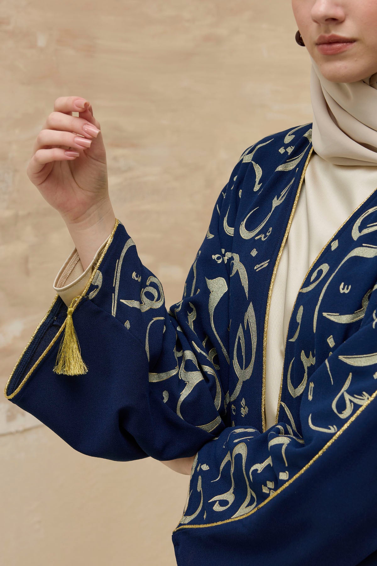 Kaligrafik Desenli Üst Form Omuz ve Kol Biyeli Uzun Lacivert Abaya