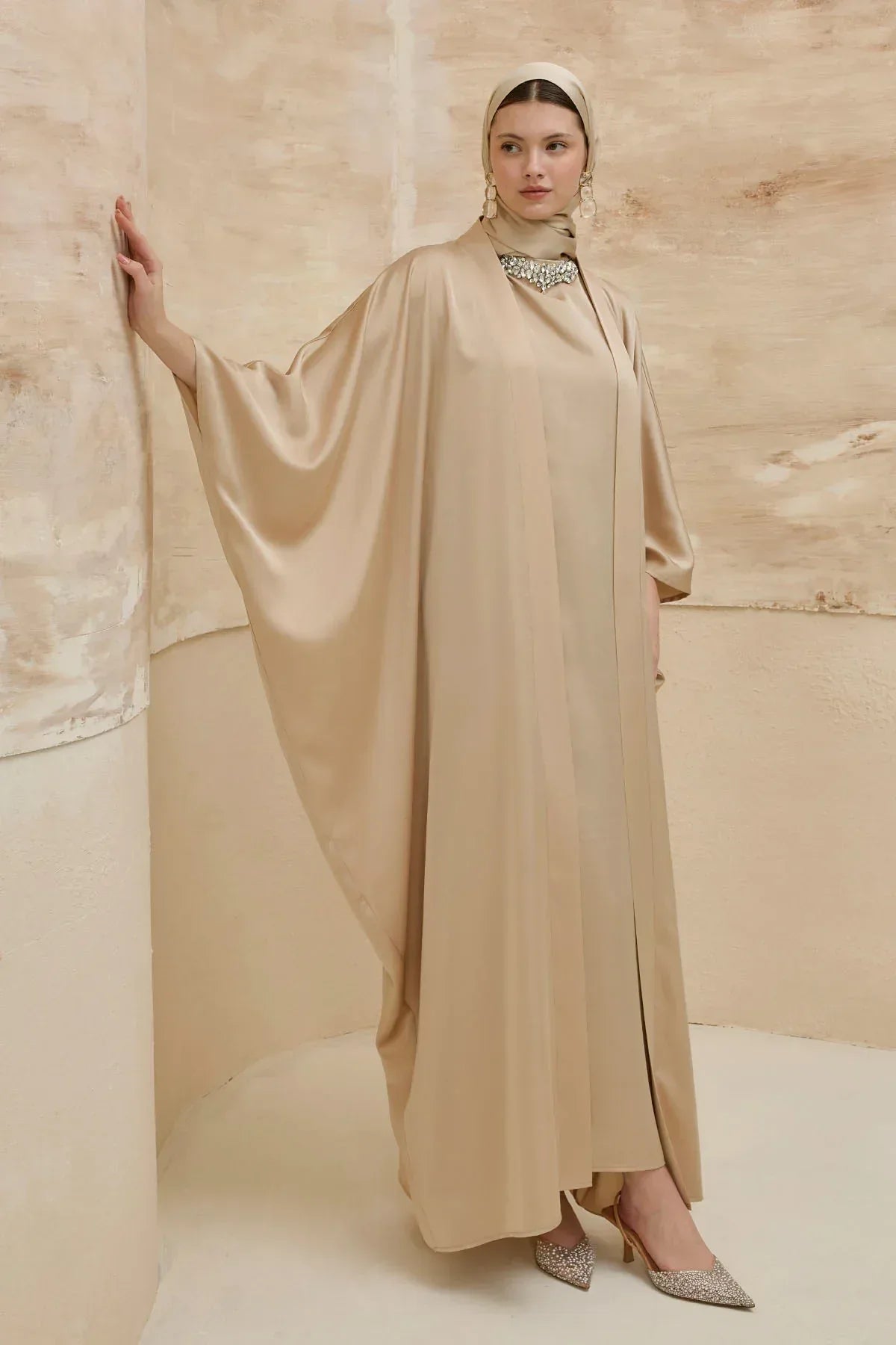 Taş İşlemeli Kum Saten Uzun Bej Abaya Takım - VIADEL Atelier