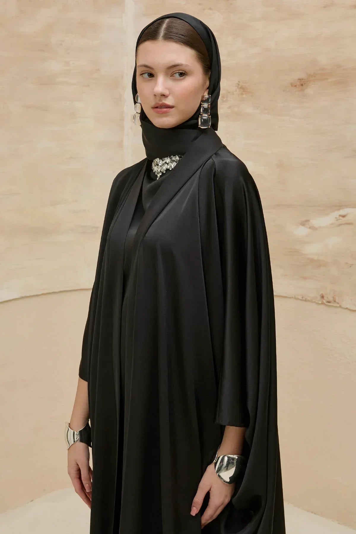 Taş İşlemeli Kum Saten Uzun Siyah Abaya Takım - VIADEL Atelier