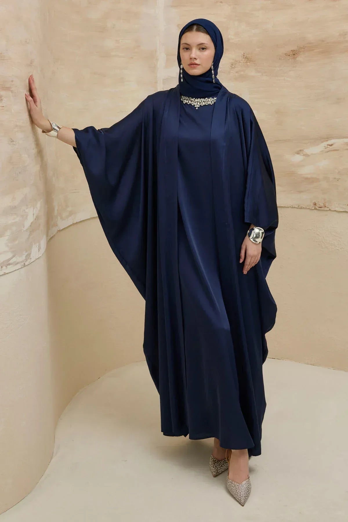 Taş İşlemeli Kum Saten Uzun Lacivert Abaya Takım - VIADEL Atelier