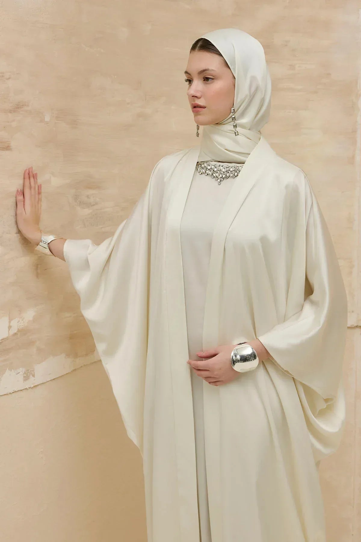 Taş İşlemeli Kum Saten Uzun Beyaz Abaya Takım - VIADEL Atelier