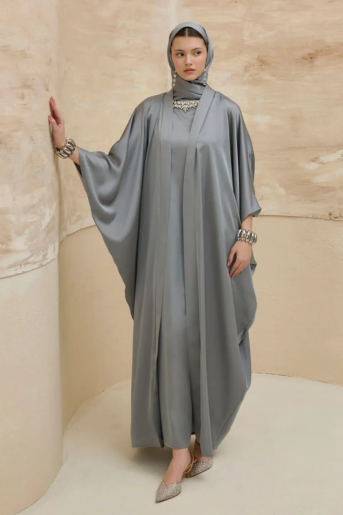 Taş İşlemeli Kum Saten Uzun Gri Abaya Takım - VIADEL Atelier