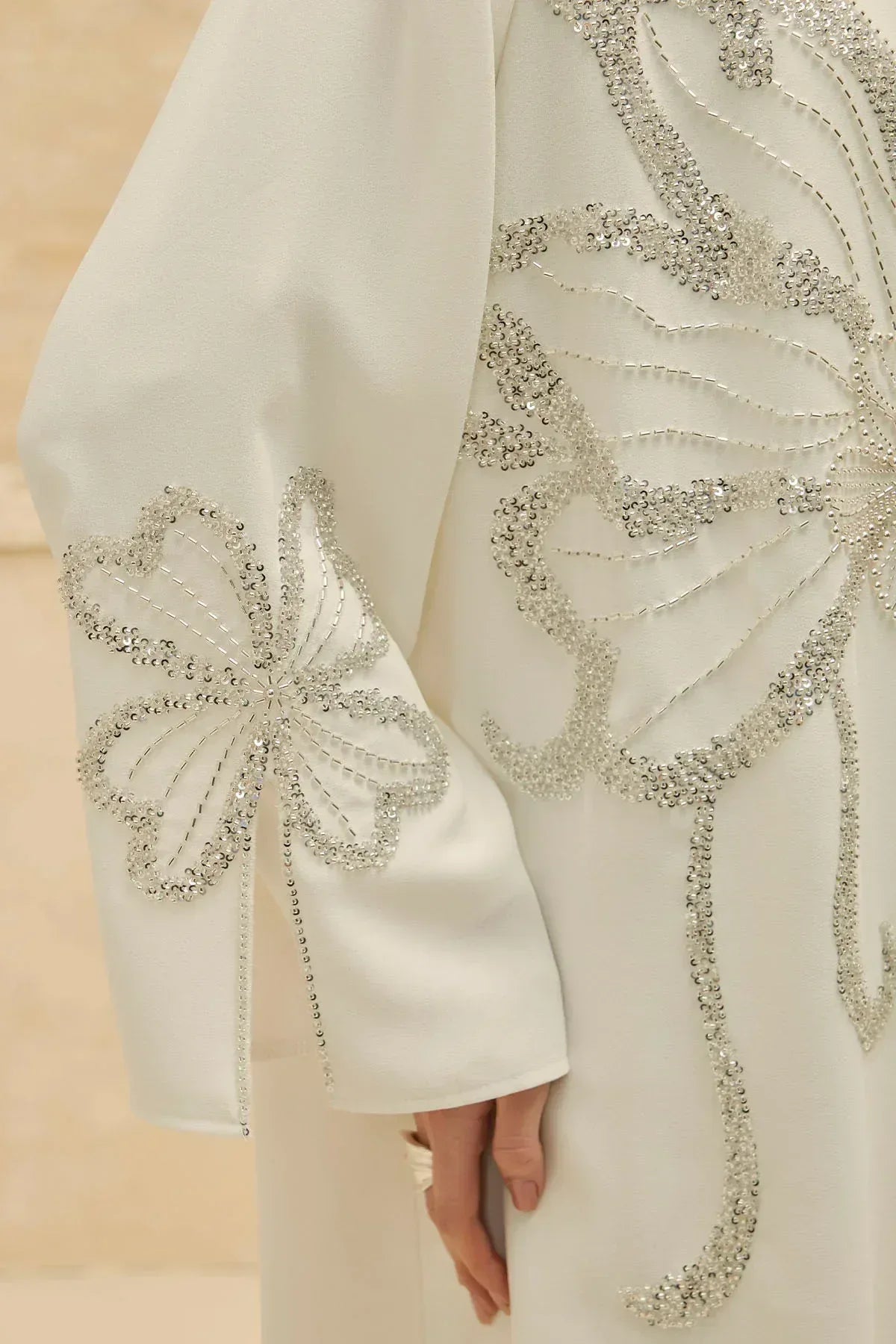 Yonca Taş Boncuk İşlemeli Kol Yırtmaçlı Uzun Beyaz Abaya - VIADEL Atelier