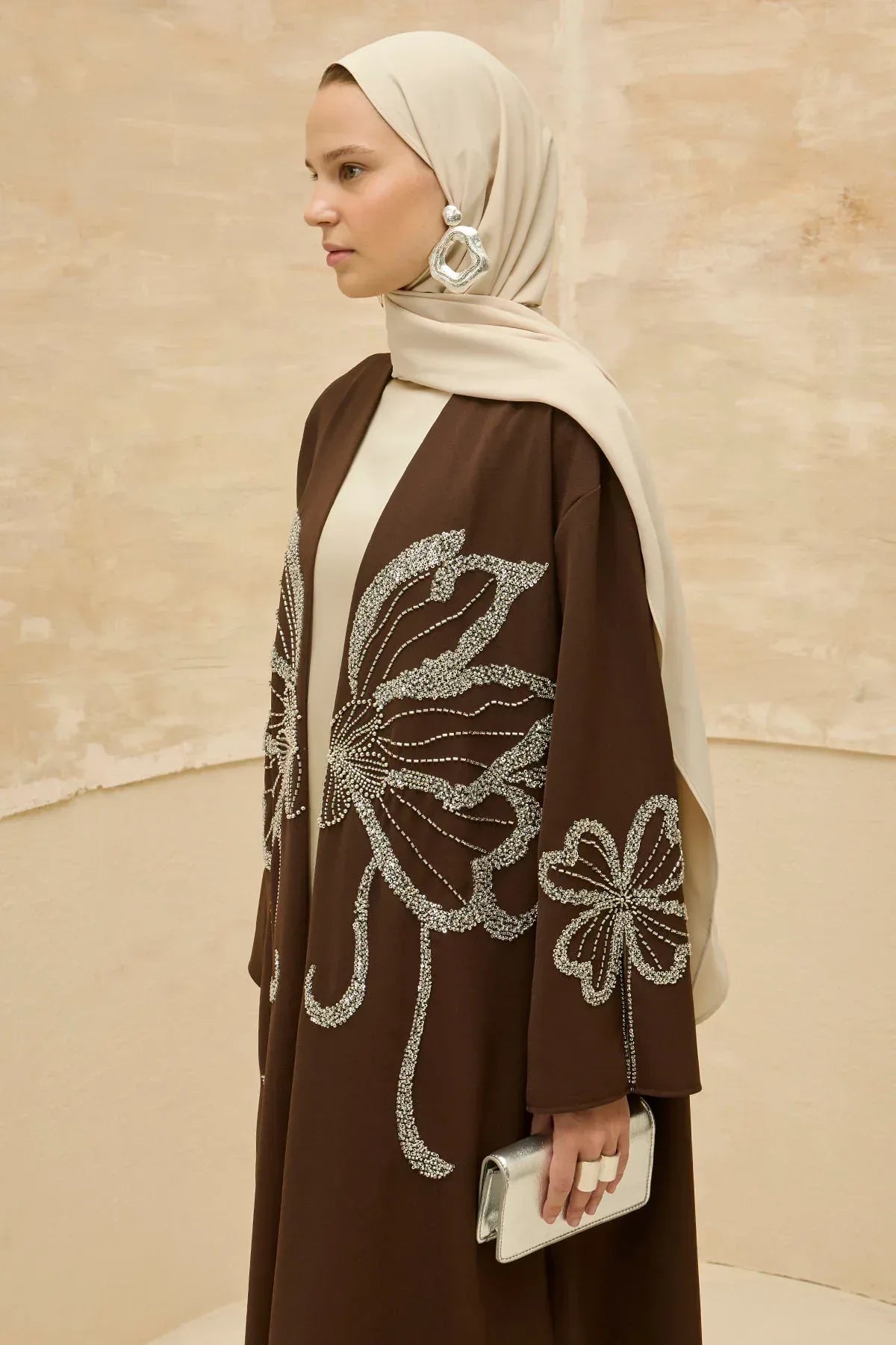 Yonca Taş Boncuk İşlemeli Kol Yırtmaçlı Uzun Kahverengi Abaya - VIADEL Atelier