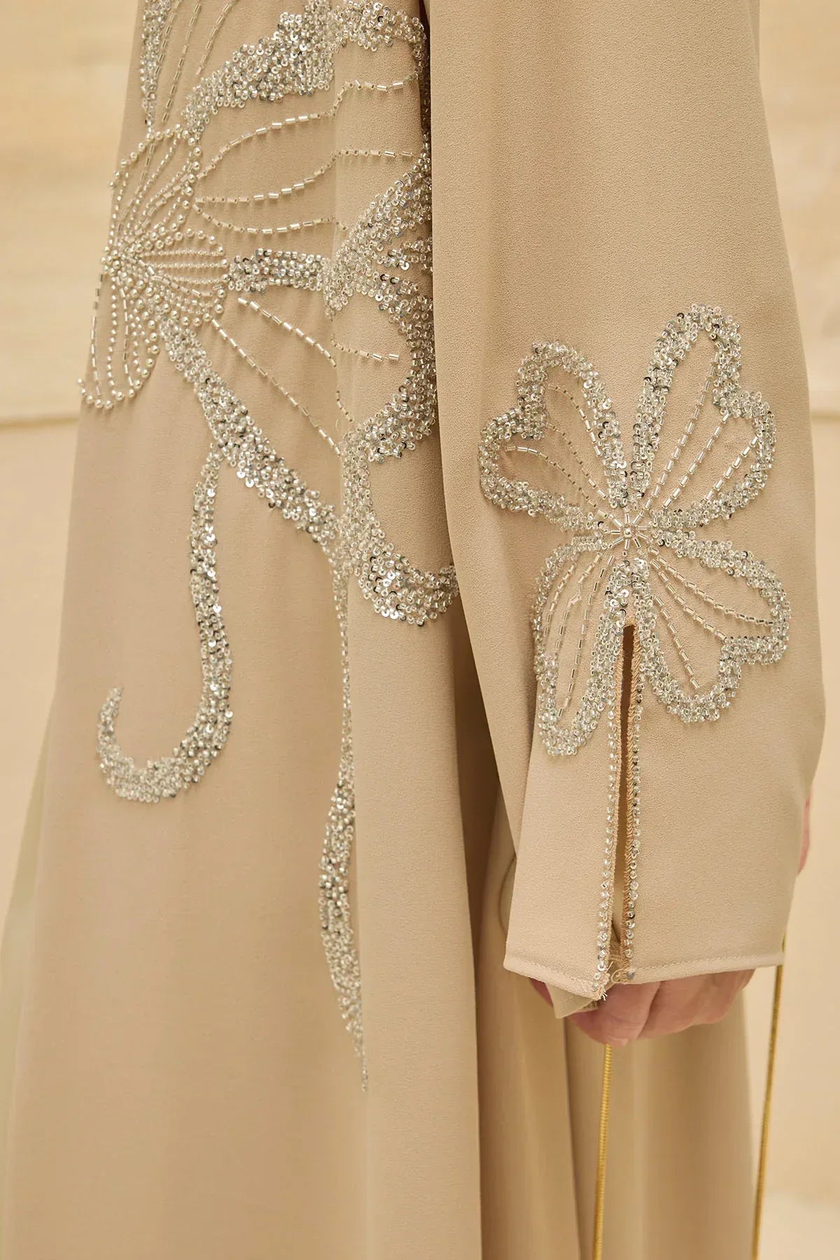 Yonca Taş Boncuk İşlemeli Kol Yırtmaçlı Uzun Bej Abaya - VIADEL Atelier