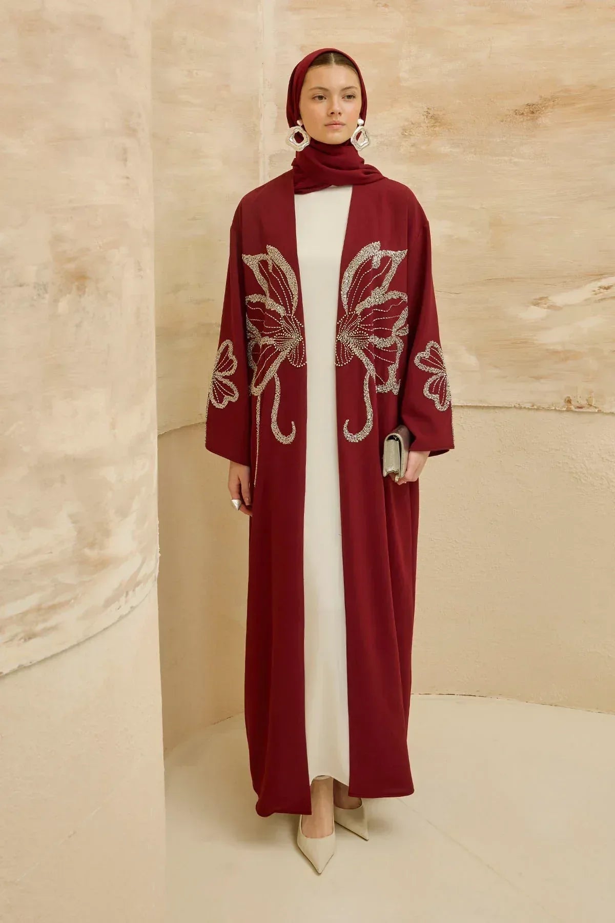 Yonca Taş Boncuk İşlemeli Kol Yırtmaçlı Uzun Bordo Abaya - VIADEL Atelier
