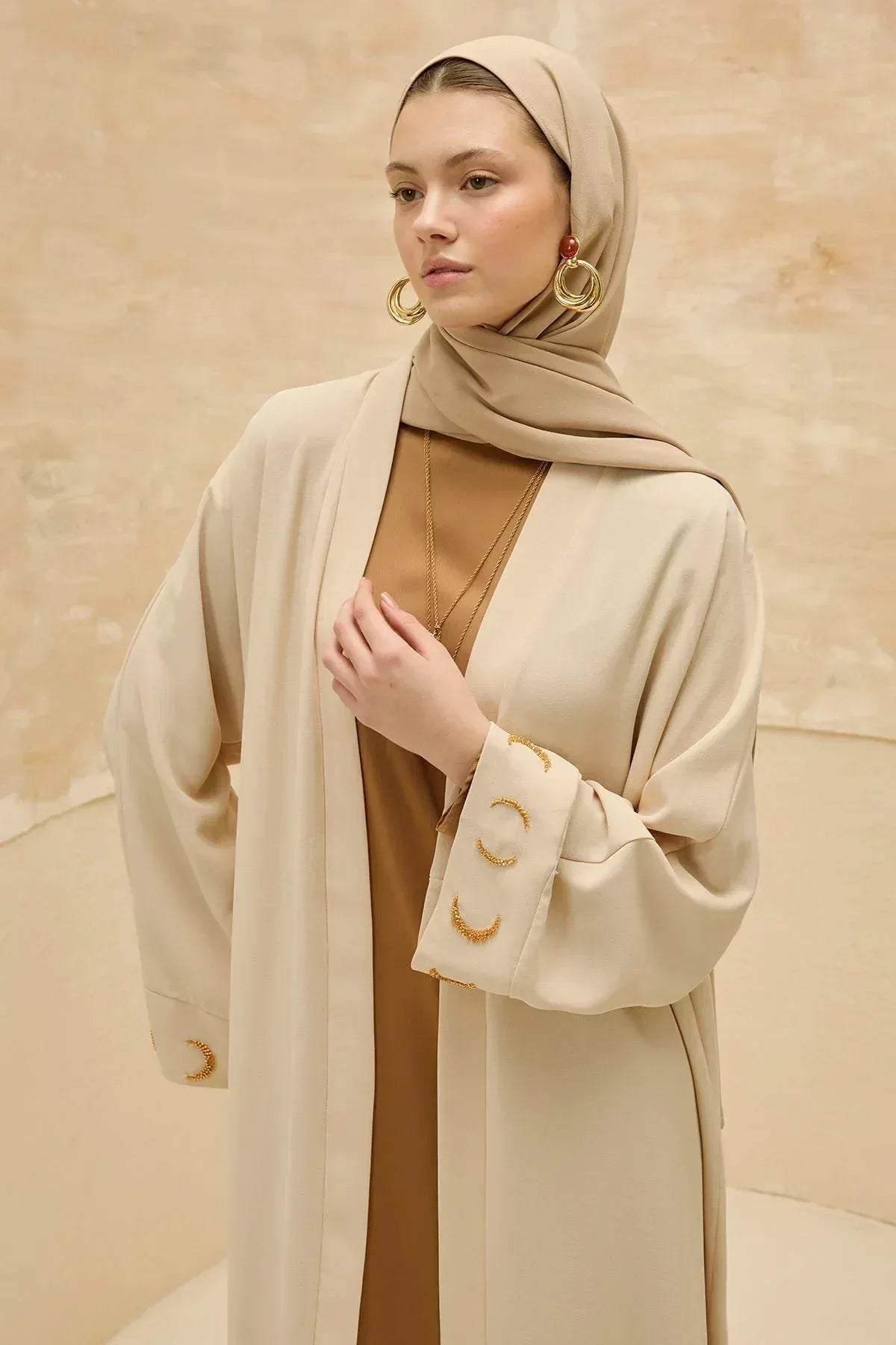 Ramazan Özel Gold Hilalin Evreleri ve Ay Yıldız İşlemeli Tesettür Uzun Bej Abaya - VIADEL Atelier