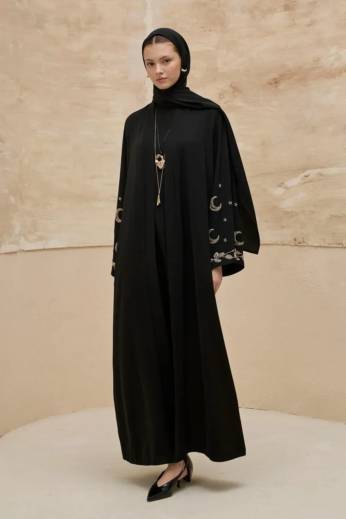 Gold Hilal Yıldız Nakışlı Tesettür Geniş Kol Uzun Siyah Abaya - VIADEL Atelier