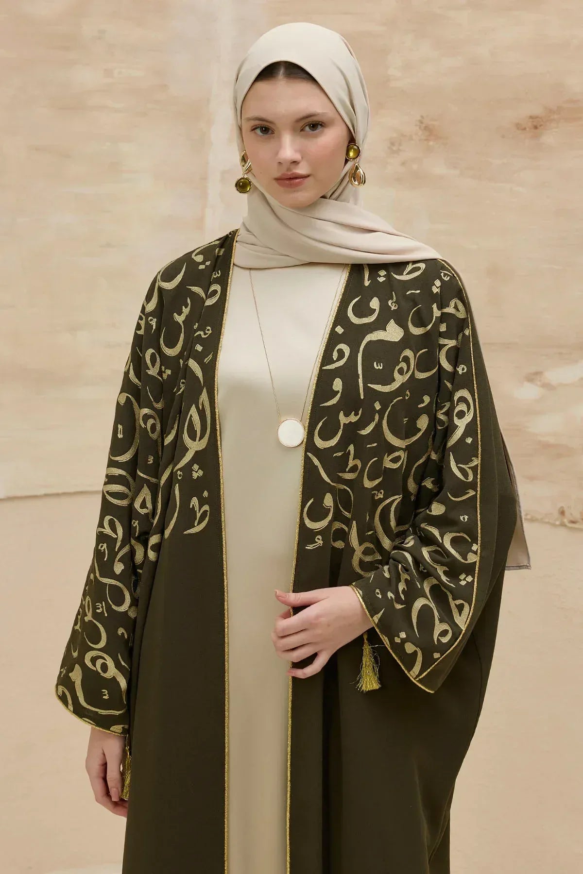 Kaligrafik Desenli Üst Form Omuz ve Kol Biyeli Uzun Haki Abaya - VIADEL Atelier