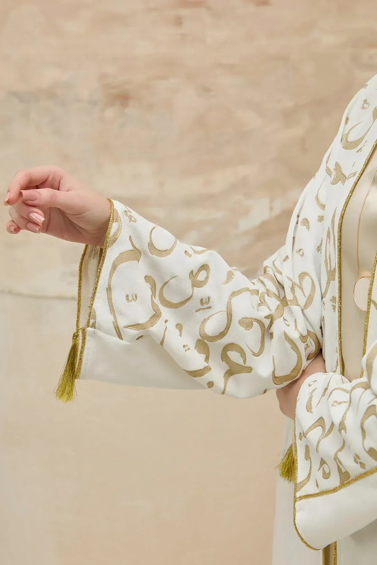 Kaligrafik Desenli Üst Form Omuz ve Kol Biyeli Uzun Beyaz Abaya - VIADEL Atelier