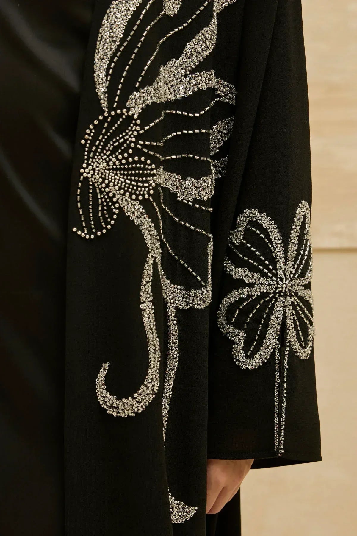 Yonca Taş Boncuk İşlemeli Kol Yırtmaçlı Uzun Siyah Abaya - VIADEL Atelier