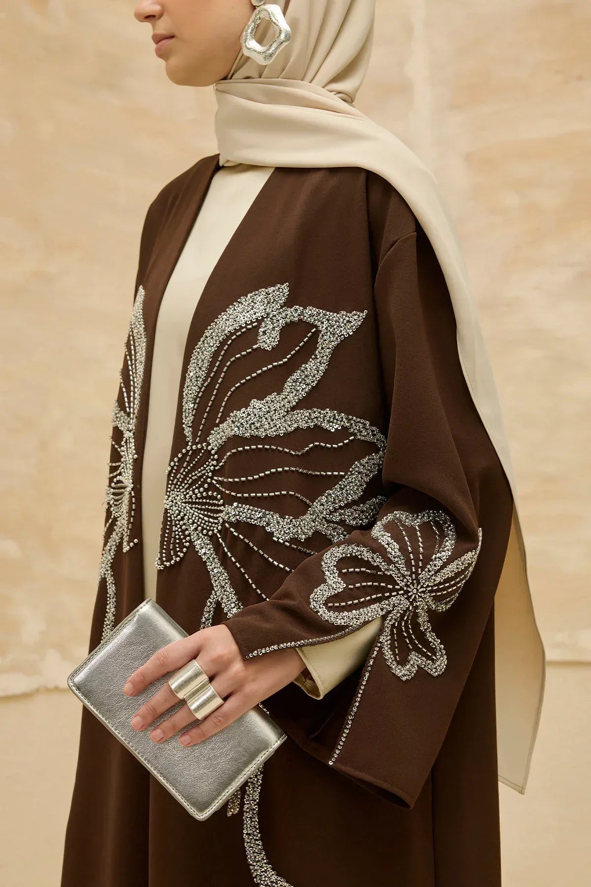 Yonca Taş Boncuk İşlemeli Kol Yırtmaçlı Uzun Kahverengi Abaya - VIADEL Atelier