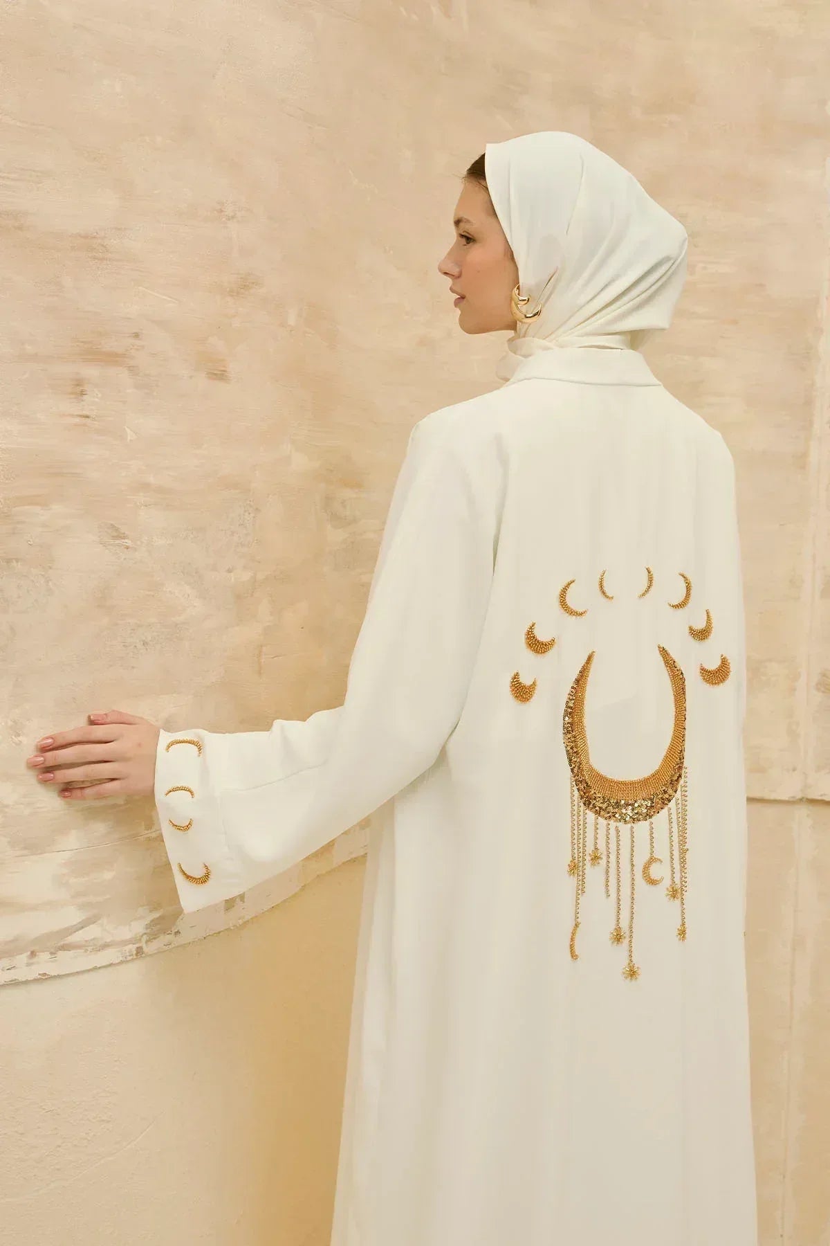 Ramazan Özel Gold Hilalin Evreleri ve Ay Yıldız İşlemeli Tesettür Uzun Beyaz Abaya - VIADEL Atelier