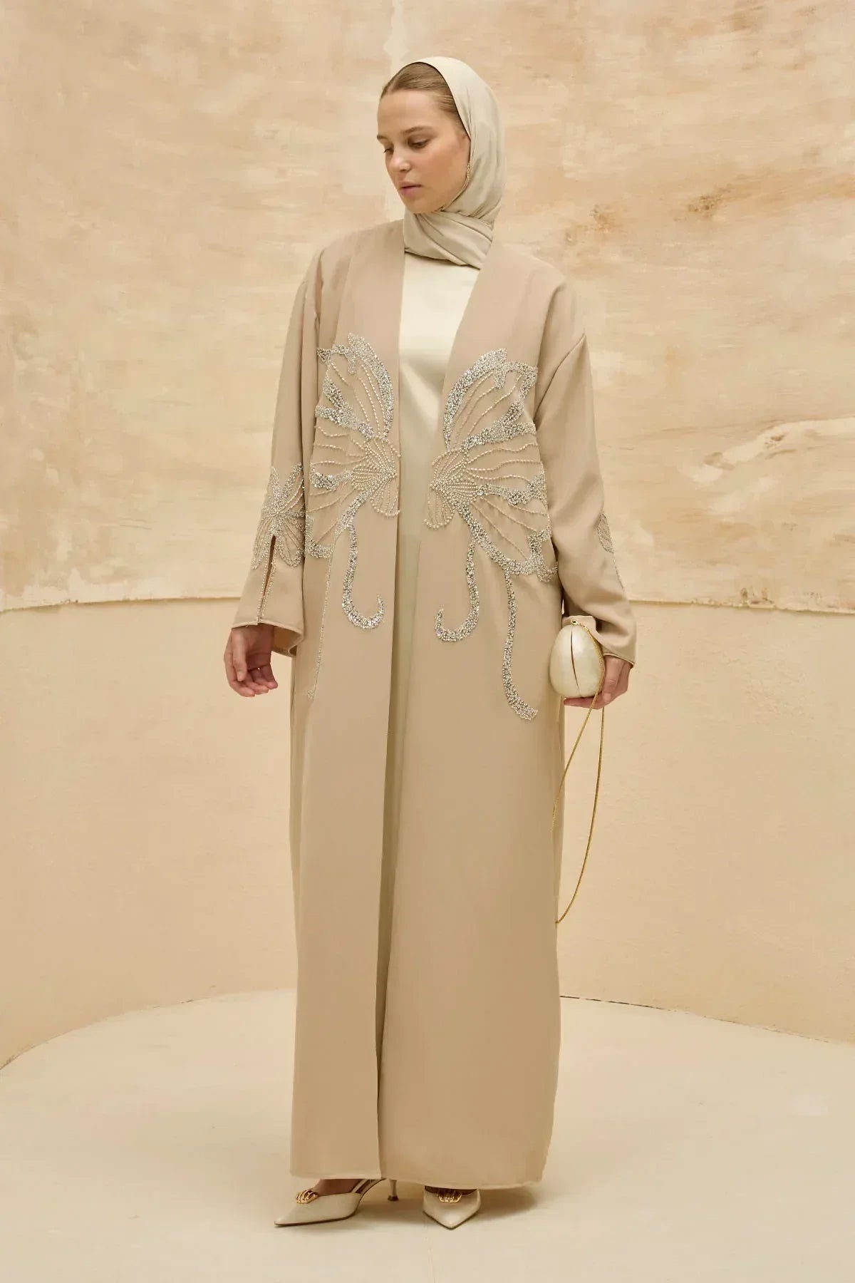 Yonca Taş Boncuk İşlemeli Kol Yırtmaçlı Uzun Bej Abaya - VIADEL Atelier