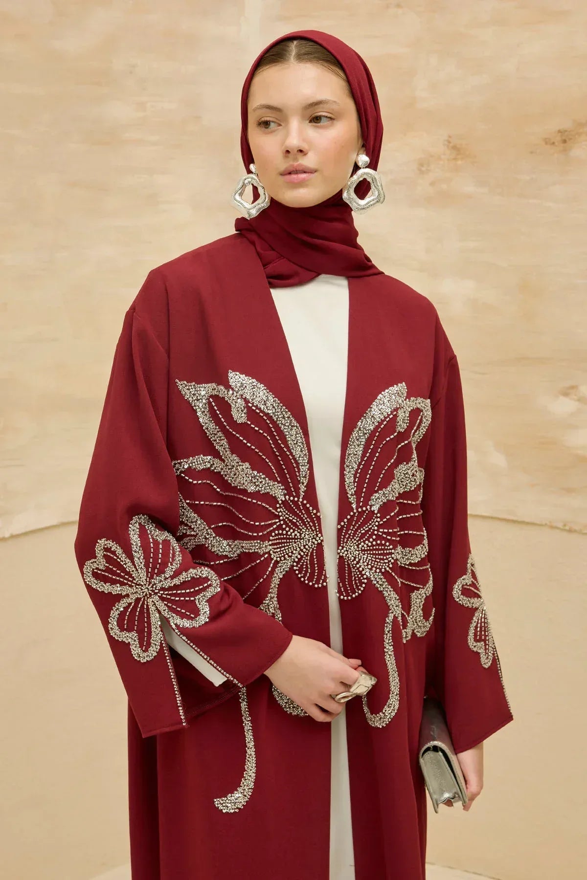 Yonca Taş Boncuk İşlemeli Kol Yırtmaçlı Uzun Bordo Abaya - VIADEL Atelier