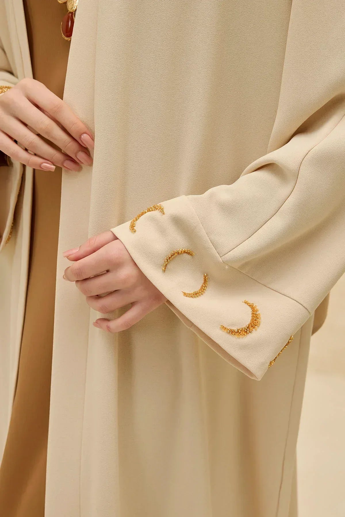 Ramazan Özel Gold Hilalin Evreleri ve Ay Yıldız İşlemeli Tesettür Uzun Bej Abaya - VIADEL Atelier