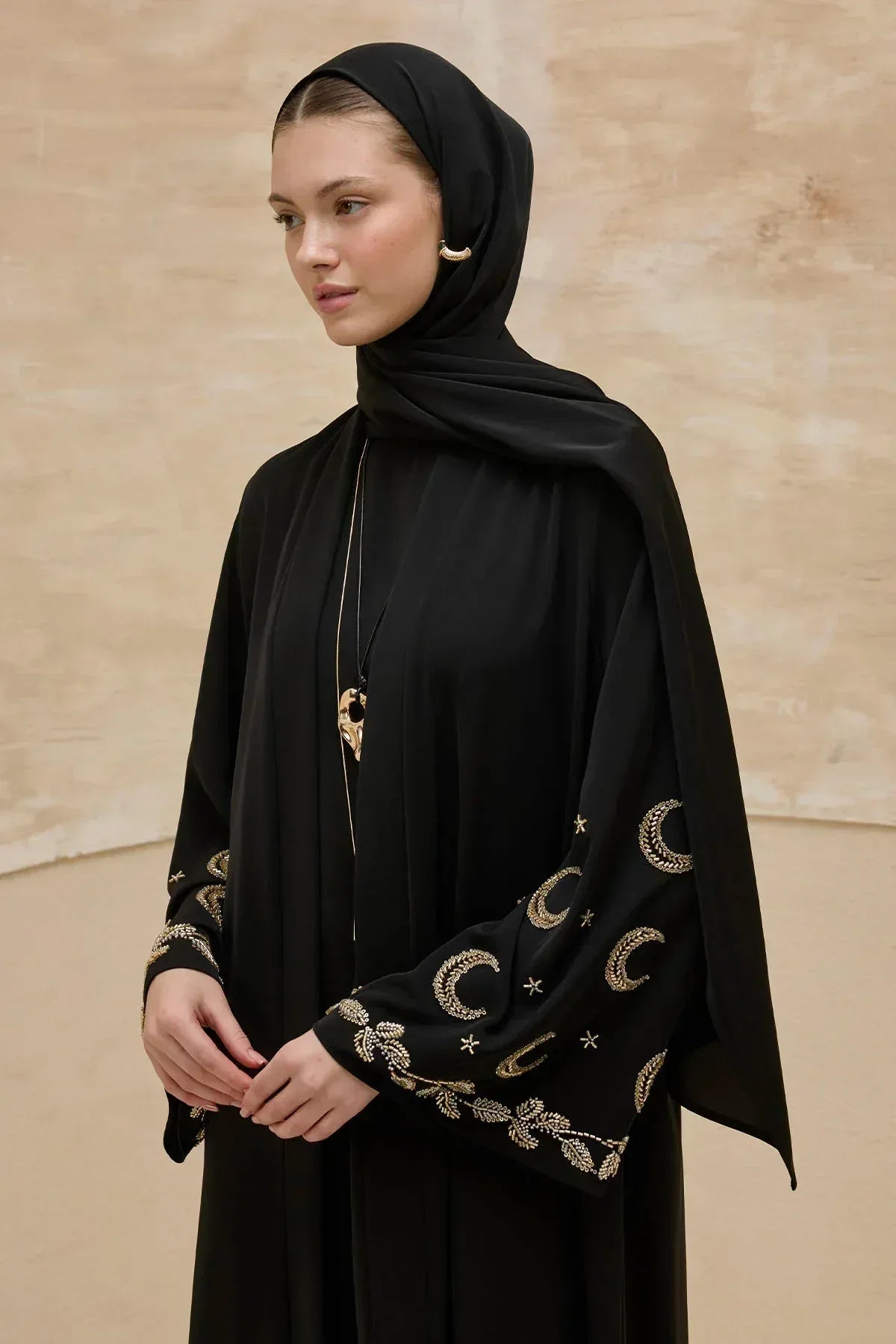 Gold Hilal Yıldız Nakışlı Tesettür Geniş Kol Uzun Siyah Abaya - VIADEL Atelier