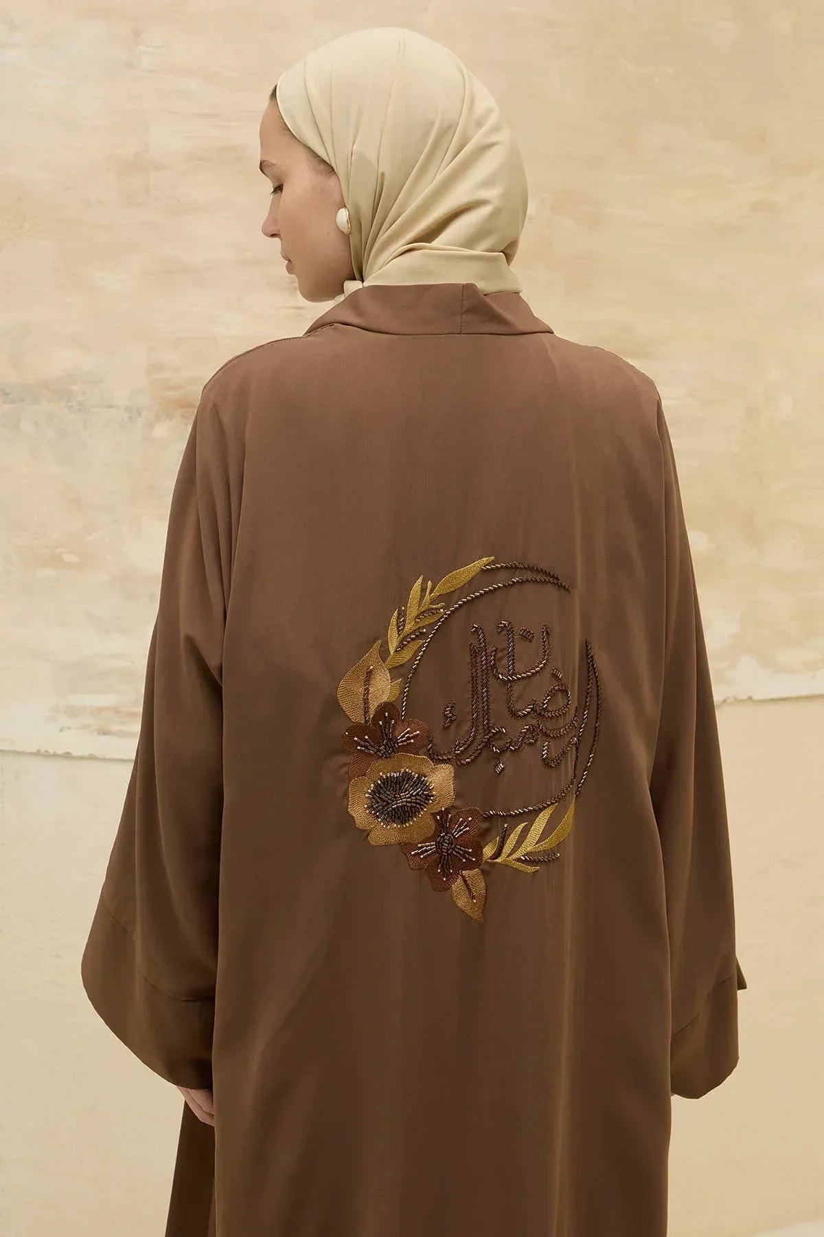 Ramazan Mübarek Yazılı Sırt Gold Boncuk Nakış İşlemeli Kahverengi Abaya - VIADEL Atelier