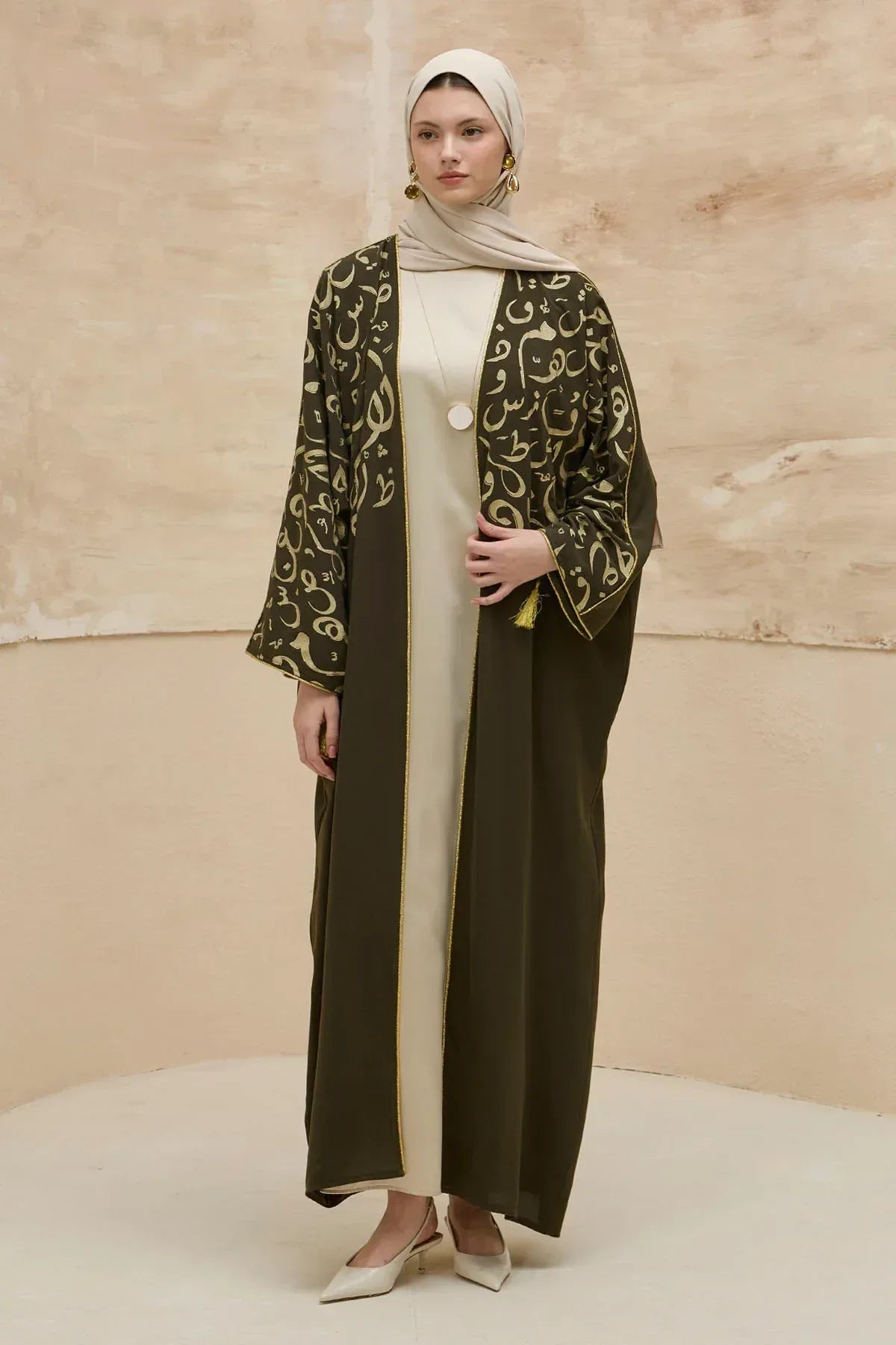 Kaligrafik Desenli Üst Form Omuz ve Kol Biyeli Uzun Haki Abaya - VIADEL Atelier