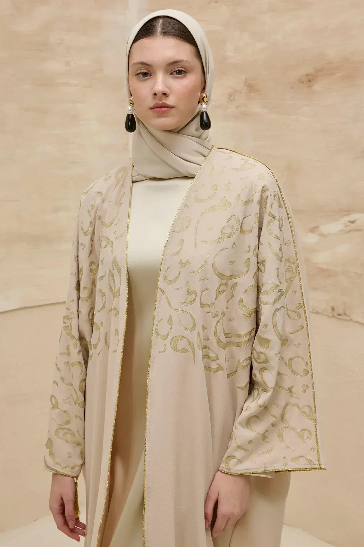 Kaligrafik Desenli Üst Form Omuz ve Kol Biyeli Uzun Taş Abaya - VIADEL Atelier