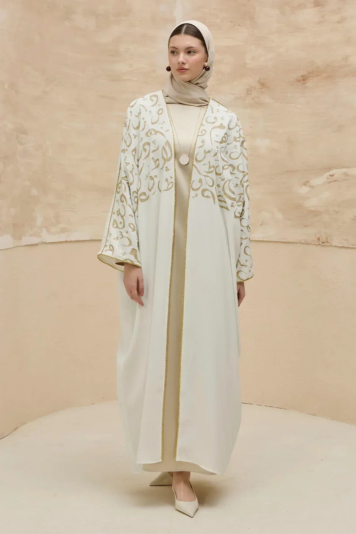 Kaligrafik Desenli Üst Form Omuz ve Kol Biyeli Uzun Beyaz Abaya - VIADEL Atelier