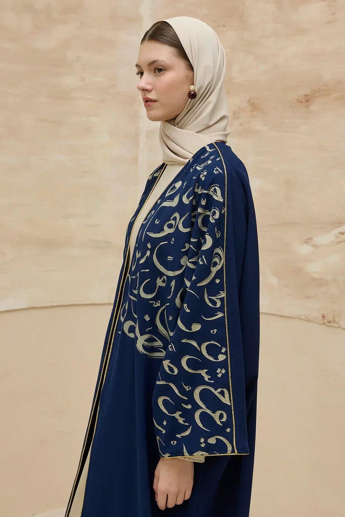 Kaligrafik Desenli Üst Form Omuz ve Kol Biyeli Uzun Lacivert Abaya - VIADEL Atelier