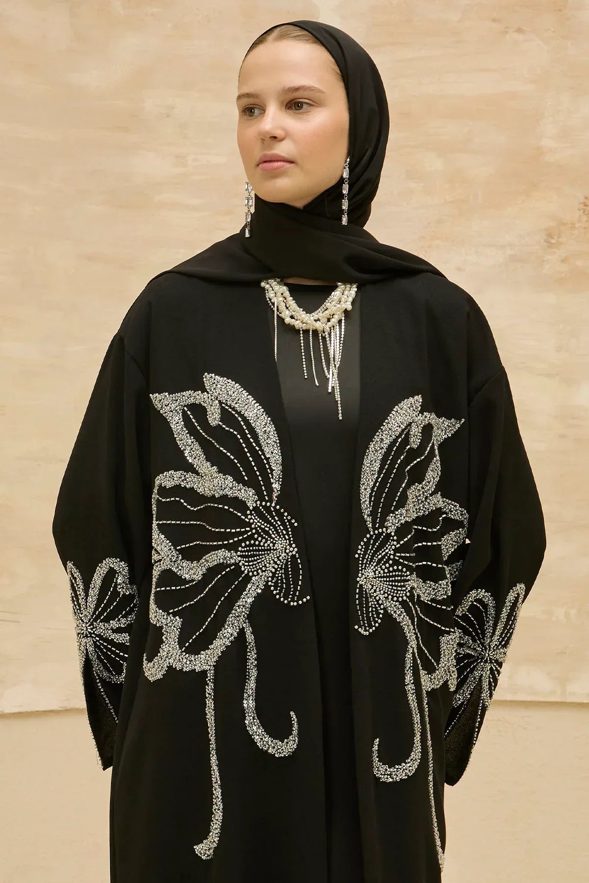 Yonca Taş Boncuk İşlemeli Kol Yırtmaçlı Uzun Siyah Abaya - VIADEL Atelier