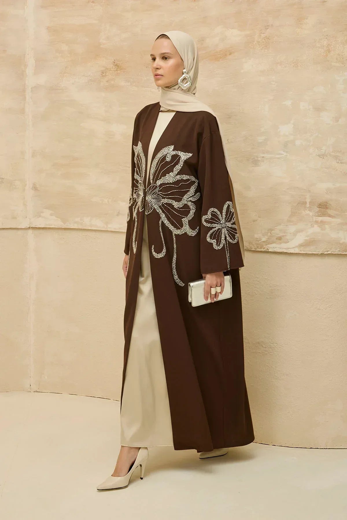 Yonca Taş Boncuk İşlemeli Kol Yırtmaçlı Uzun Kahverengi Abaya - VIADEL Atelier