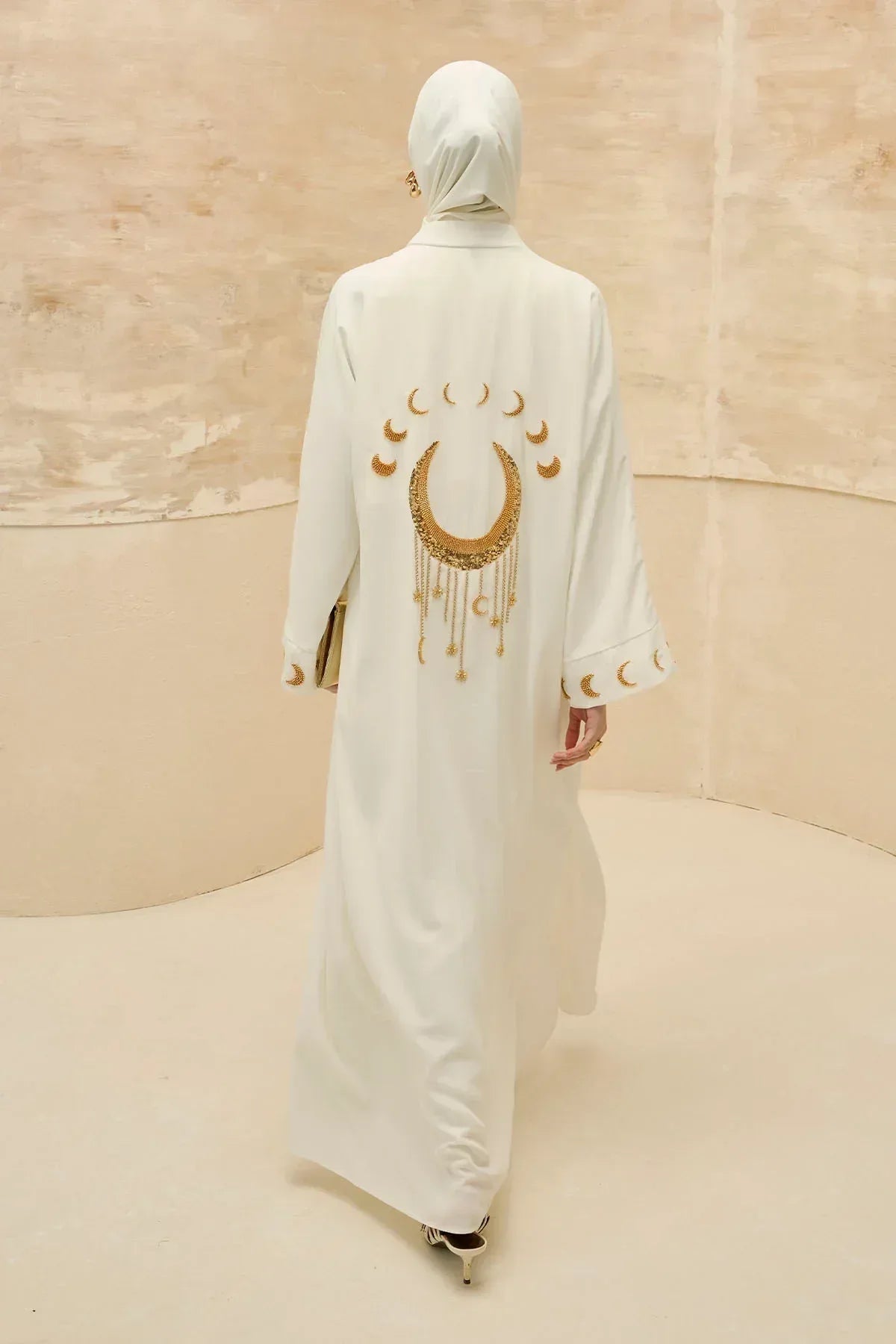Ramazan Özel Gold Hilalin Evreleri ve Ay Yıldız İşlemeli Tesettür Uzun Beyaz Abaya - VIADEL Atelier