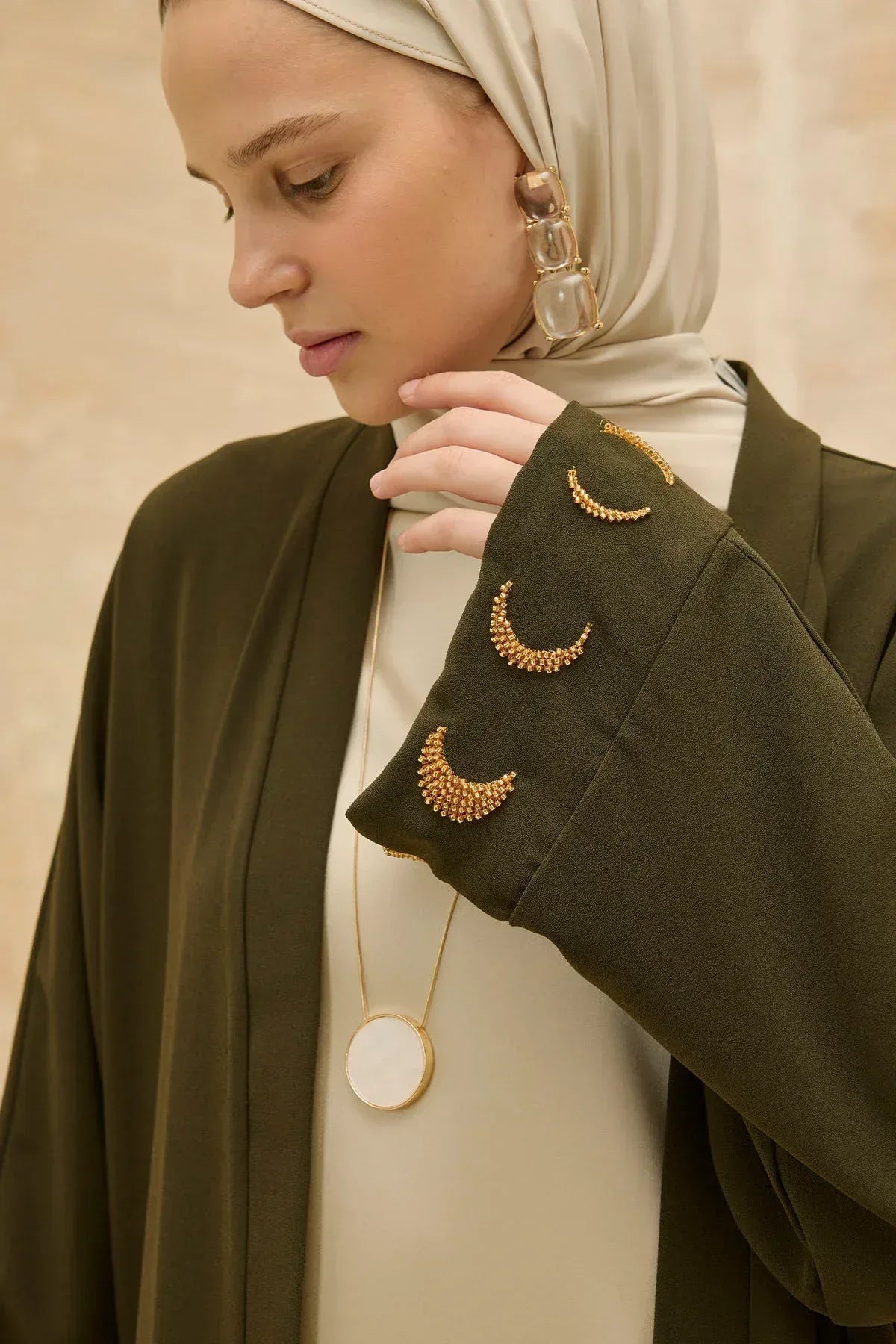 Ramazan Özel Gold Hilalin Evreleri ve Ay Yıldız İşlemeli Tesettür Uzun Haki Abaya - VIADEL Atelier