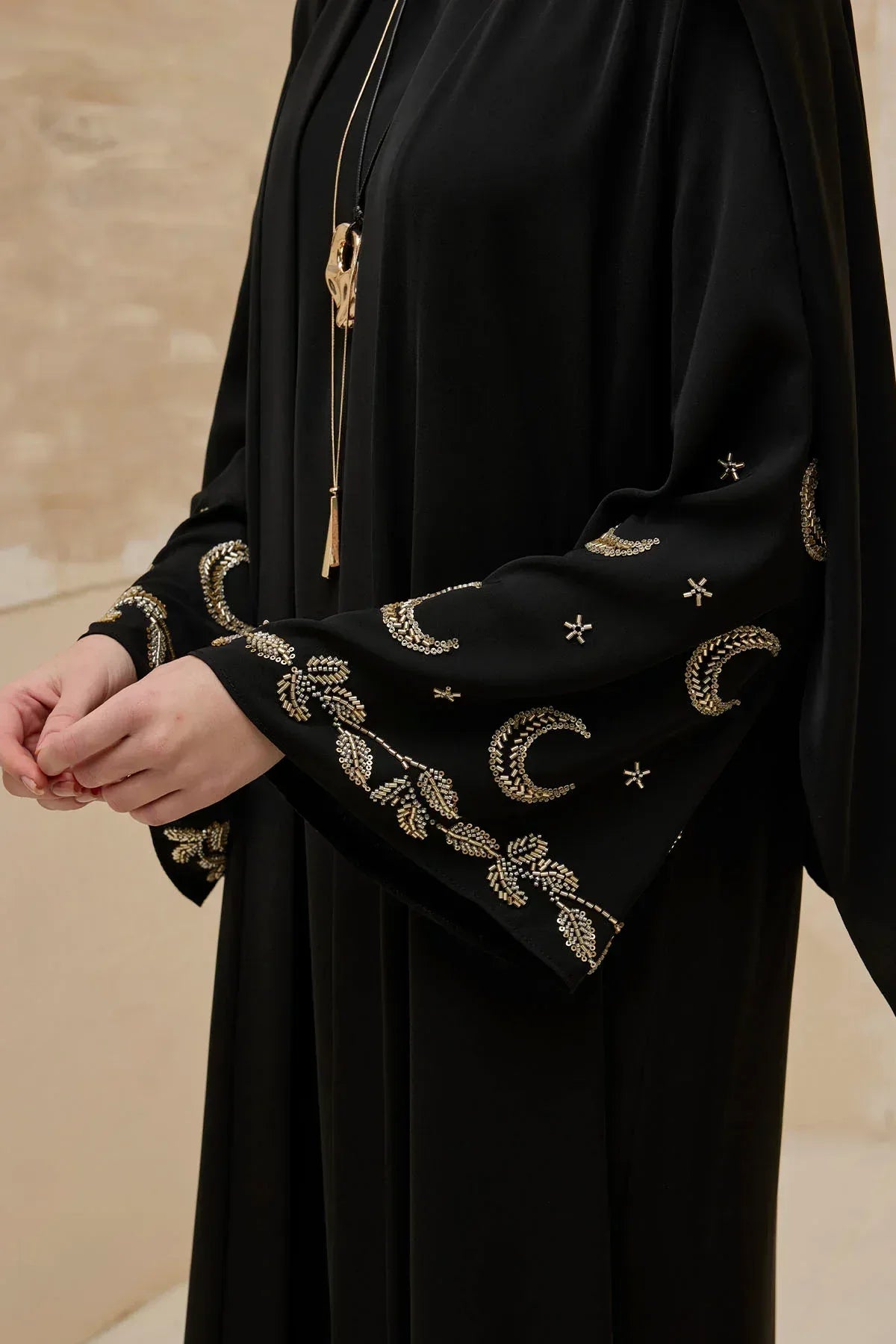 Gold Hilal Yıldız Nakışlı Tesettür Geniş Kol Uzun Siyah Abaya - VIADEL Atelier