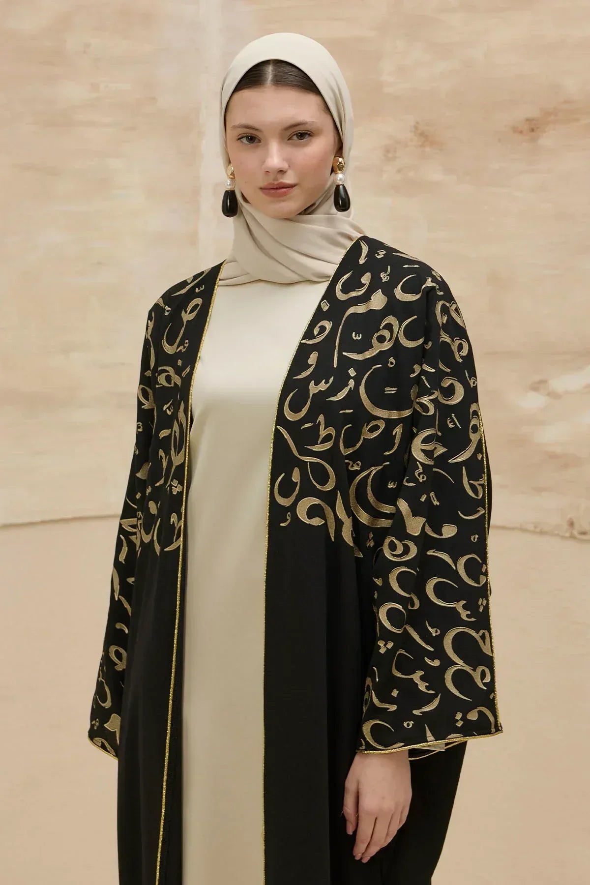 Kaligrafik Desenli Üst Form Omuz ve Kol Biyeli Uzun Siyah Abaya - VIADEL Atelier